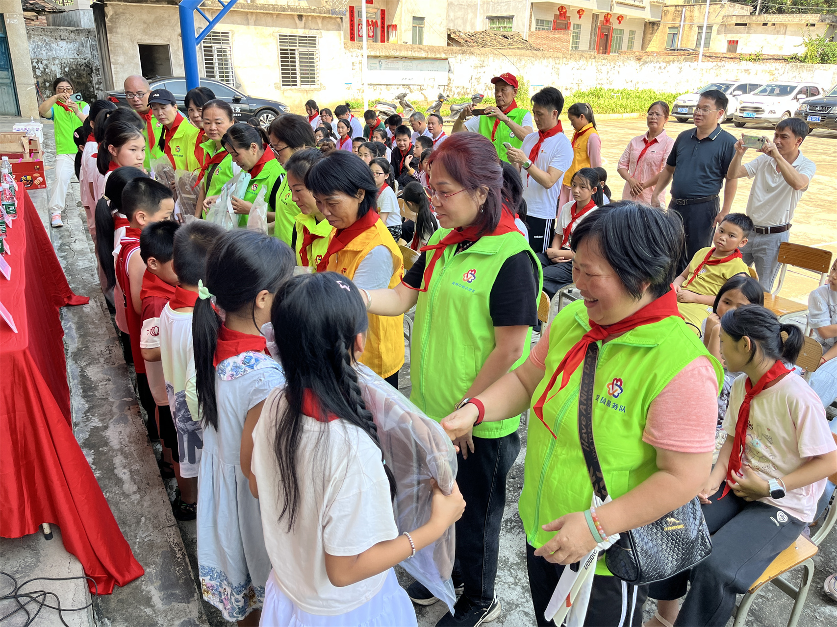 童心筑梦 志愿同行——高州市巾帼志愿者协会宣传部六一关爱儿童活动暖人心-17.jpg