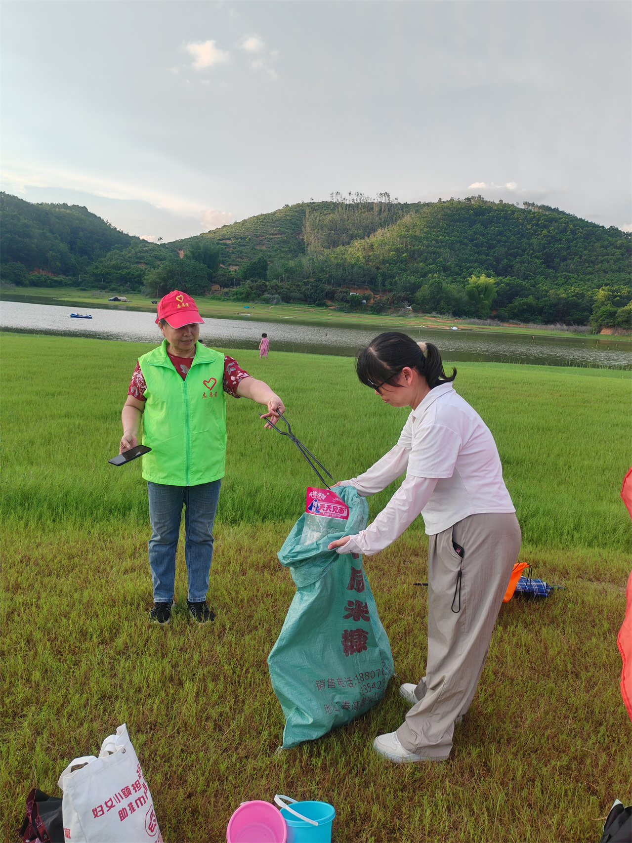 高州市平山镇巾帼志愿队开展“爱护母亲河，保护水资源”志愿活动-8.jpg