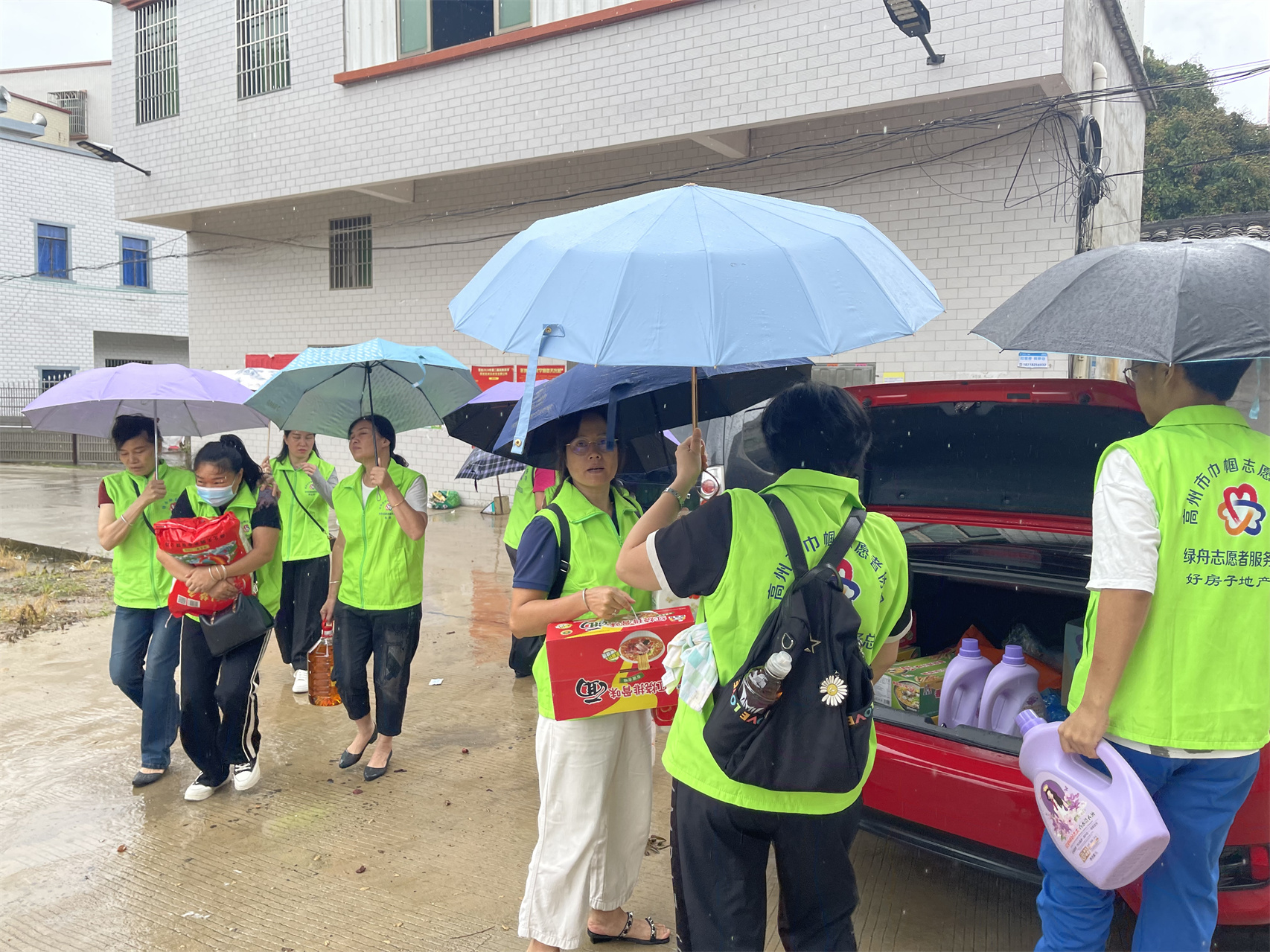风雨无阻献真情，绿舟志愿者温暖传递