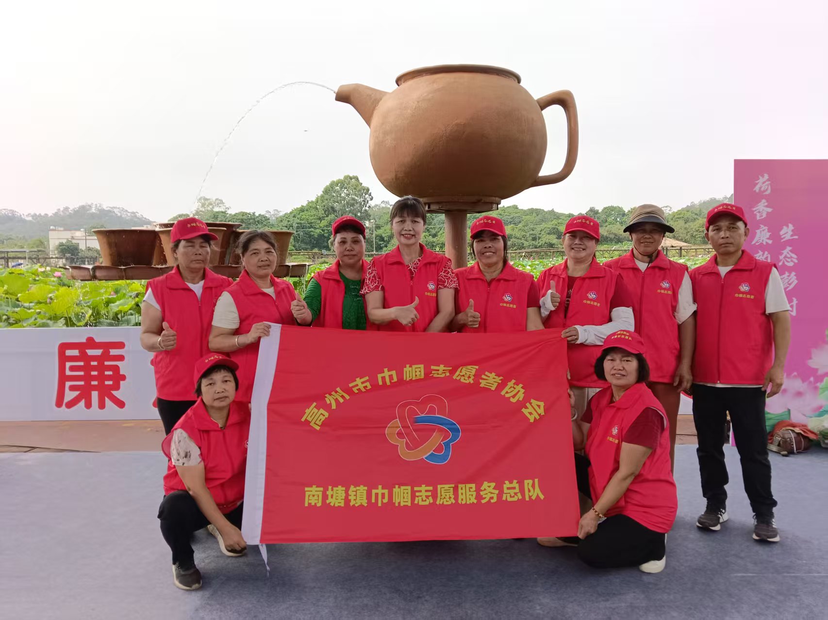 南塘巾帼志愿者助力彭村荷花文化节，绽放最美“她”力量-2.jpg