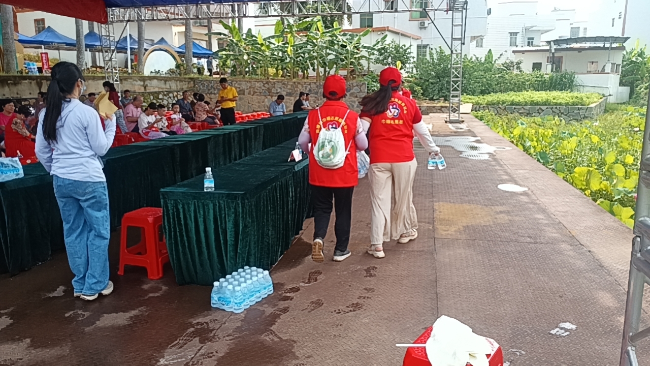 南塘巾帼志愿者助力彭村荷花文化节，绽放最美“她”力量-3.jpg