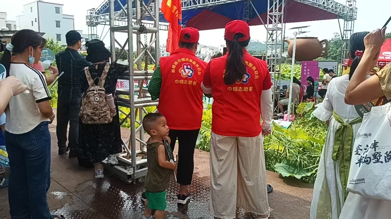 南塘巾帼志愿者助力彭村荷花文化节，绽放最美“她”力量-7.jpg