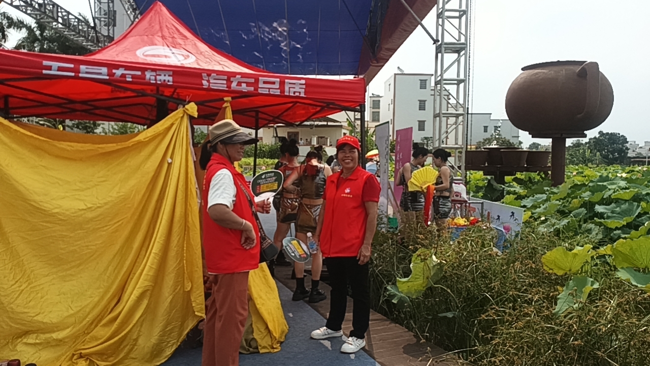 南塘巾帼志愿者助力彭村荷花文化节，绽放最美“她”力量-5.jpg