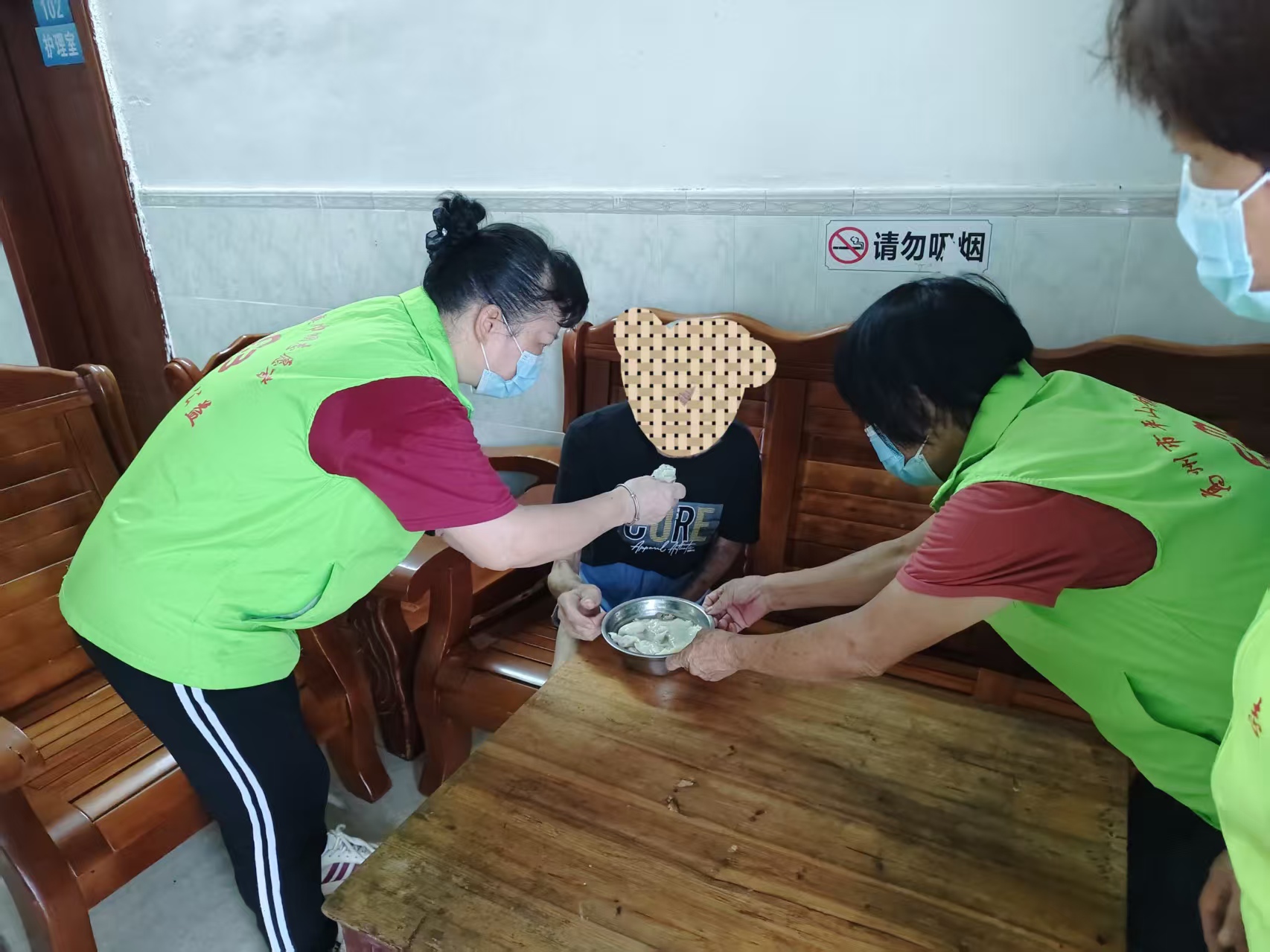 雨里的热饺子，平山镇巾帼志愿队为夕阳添暖-4.jpg