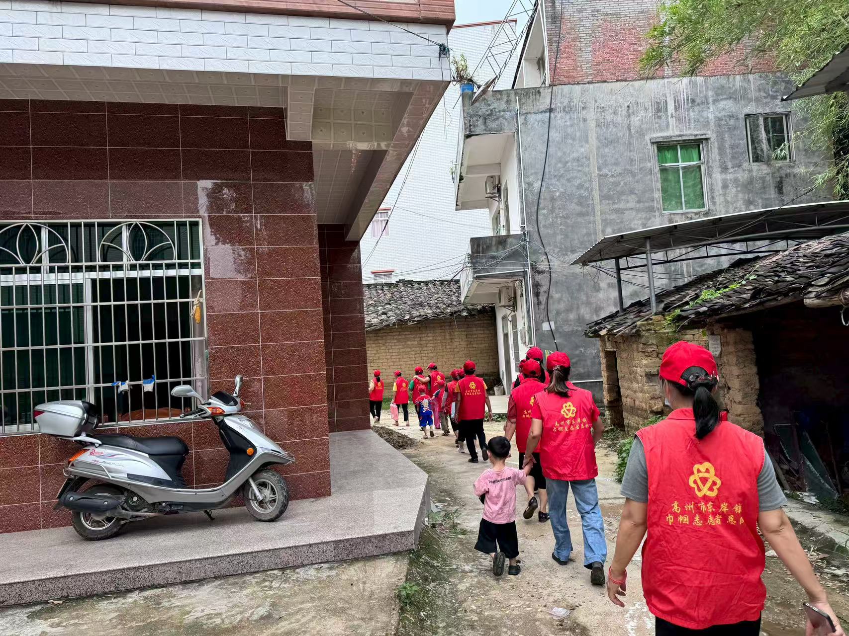 东岸镇巾帼志愿服务队：情系特殊困境家庭 志愿关爱暖人心-1.jpg