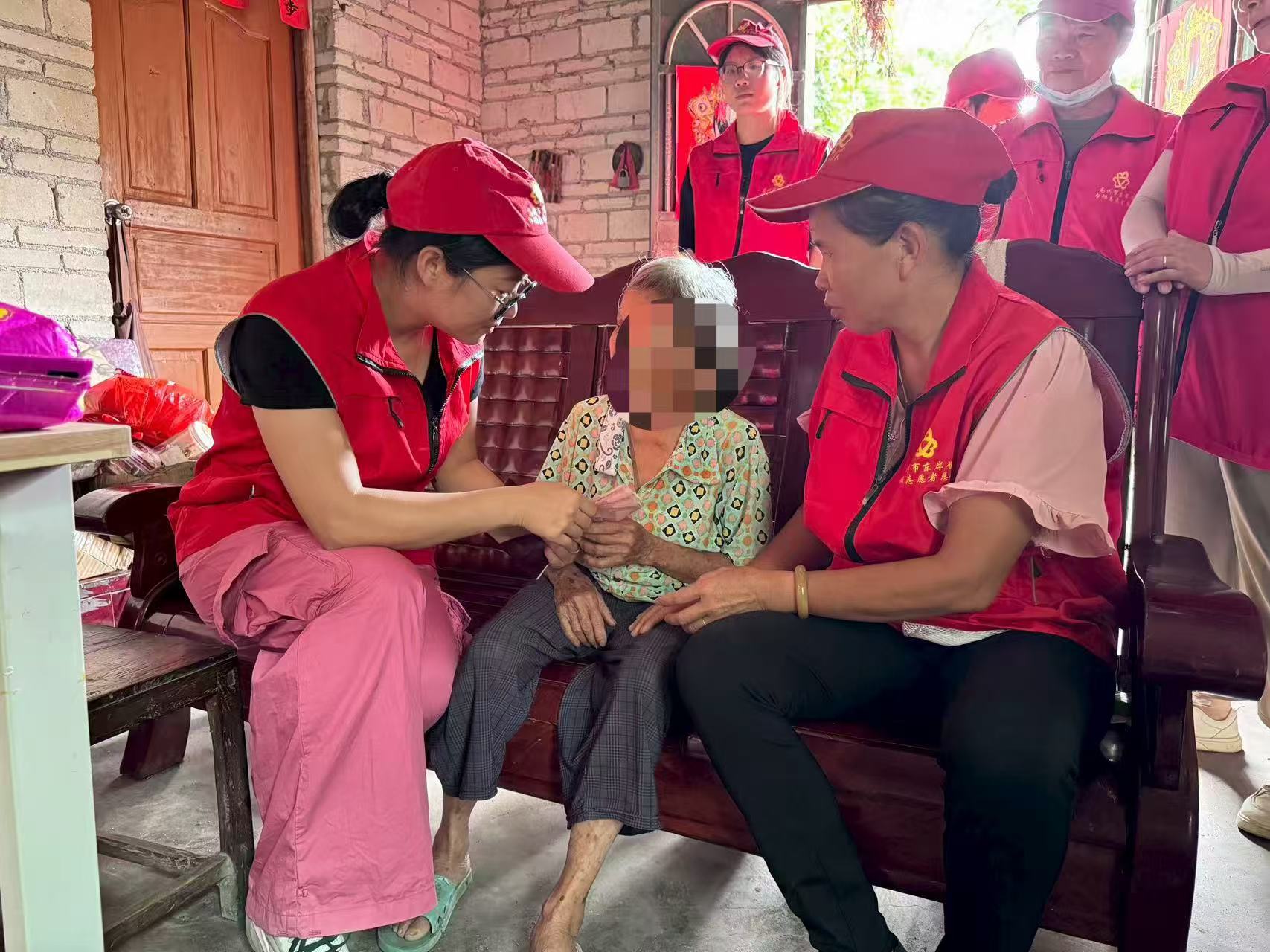 东岸镇巾帼志愿服务队：情系特殊困境家庭 志愿关爱暖人心-4.jpg
