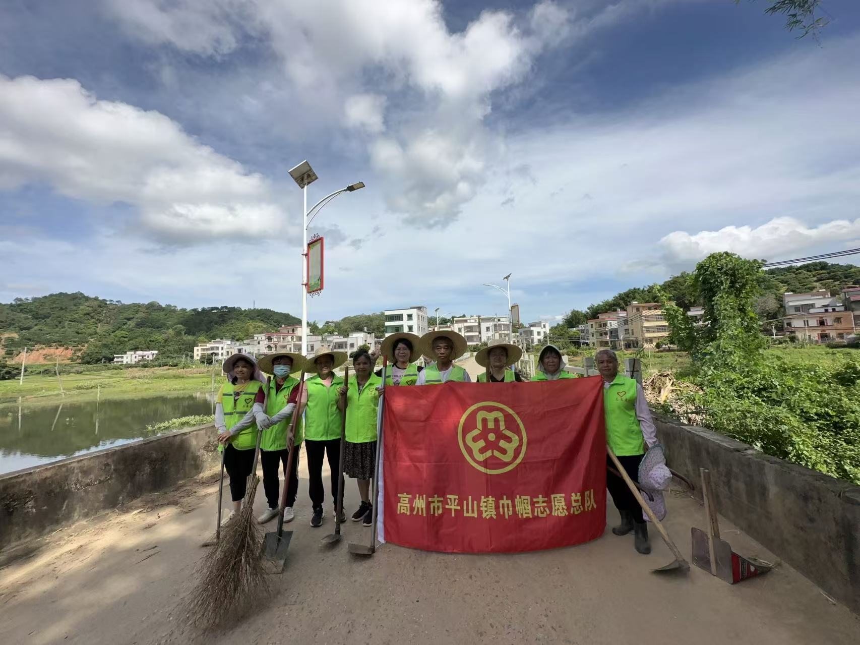 平山镇巾帼志愿队创卫行动：打造洁净垌尾桥，共筑健康乡村路-1.jpg