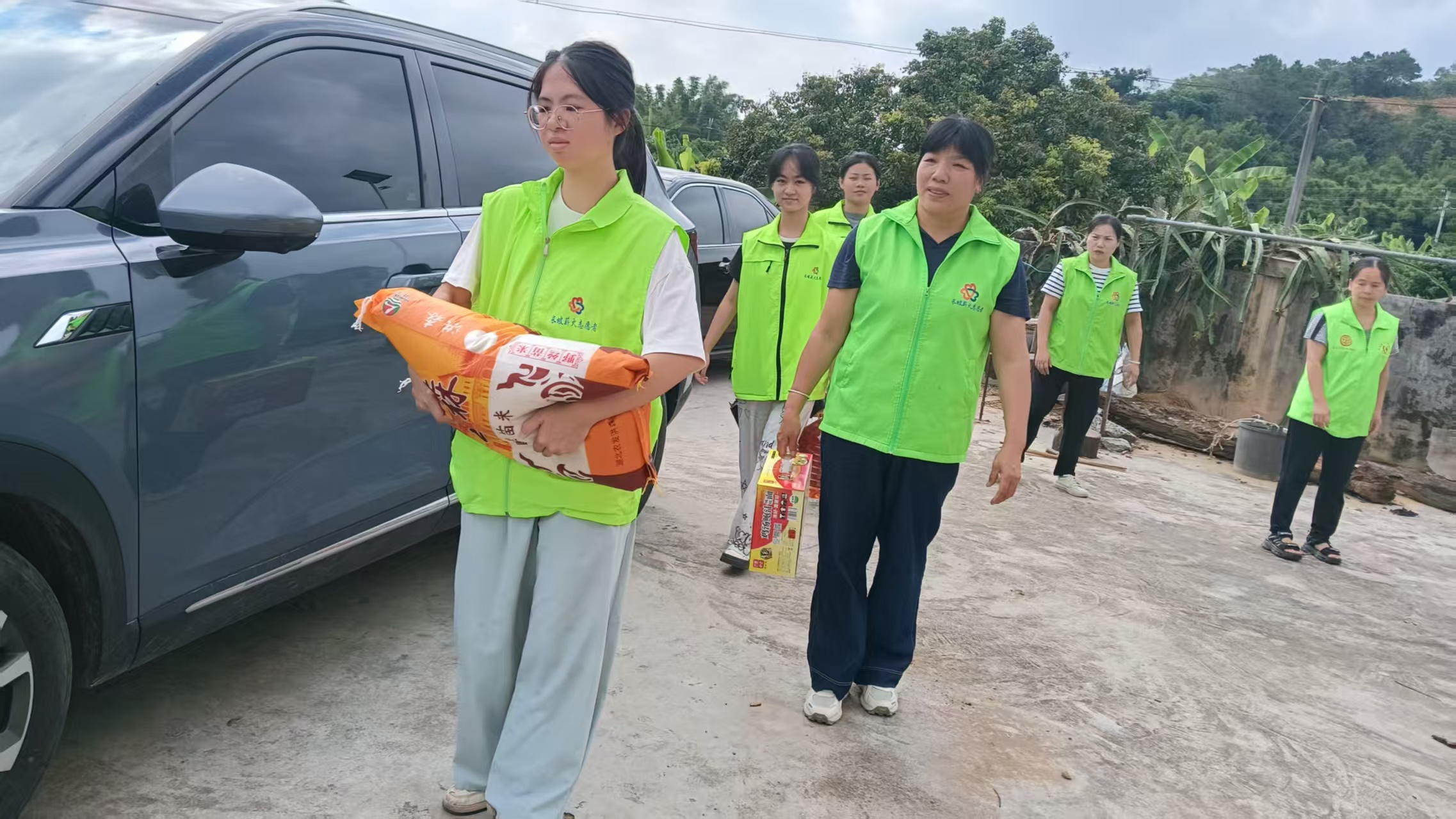 长坡薪火志愿队：“每月一关爱”再出发，下乡送温暖暖人心-4.jpg