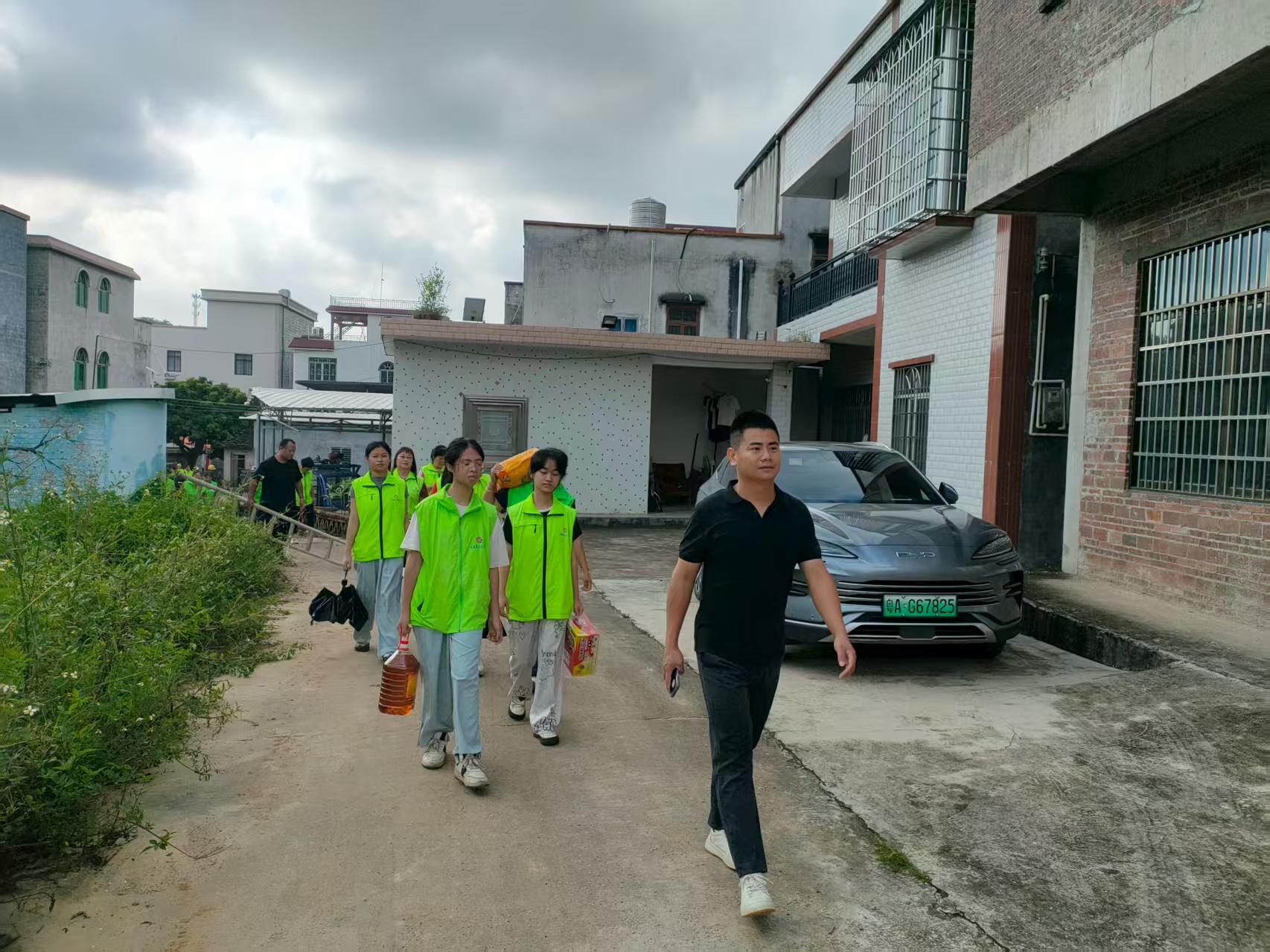 长坡薪火志愿队：“每月一关爱”再出发，下乡送温暖暖人心-3.jpg