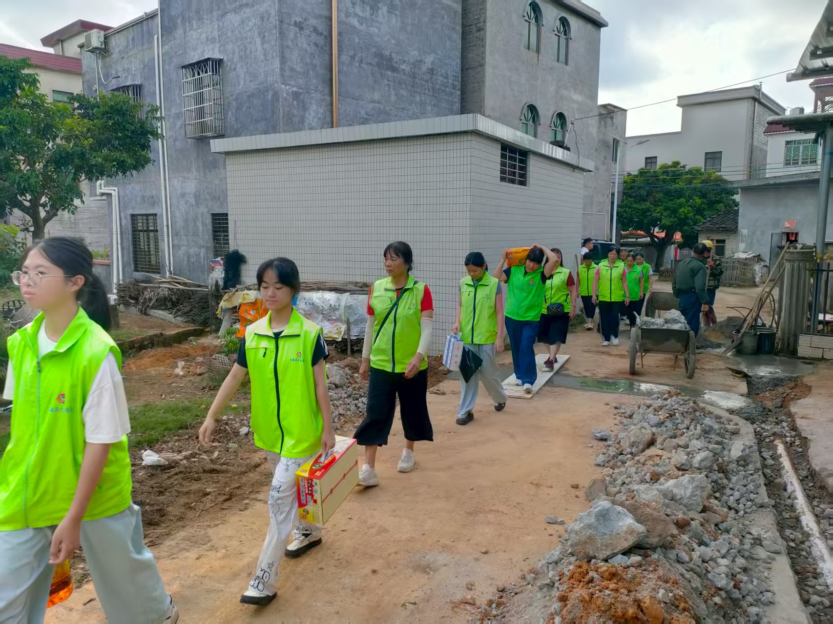 长坡薪火志愿队：“每月一关爱”再出发，下乡送温暖暖人心-2.jpg