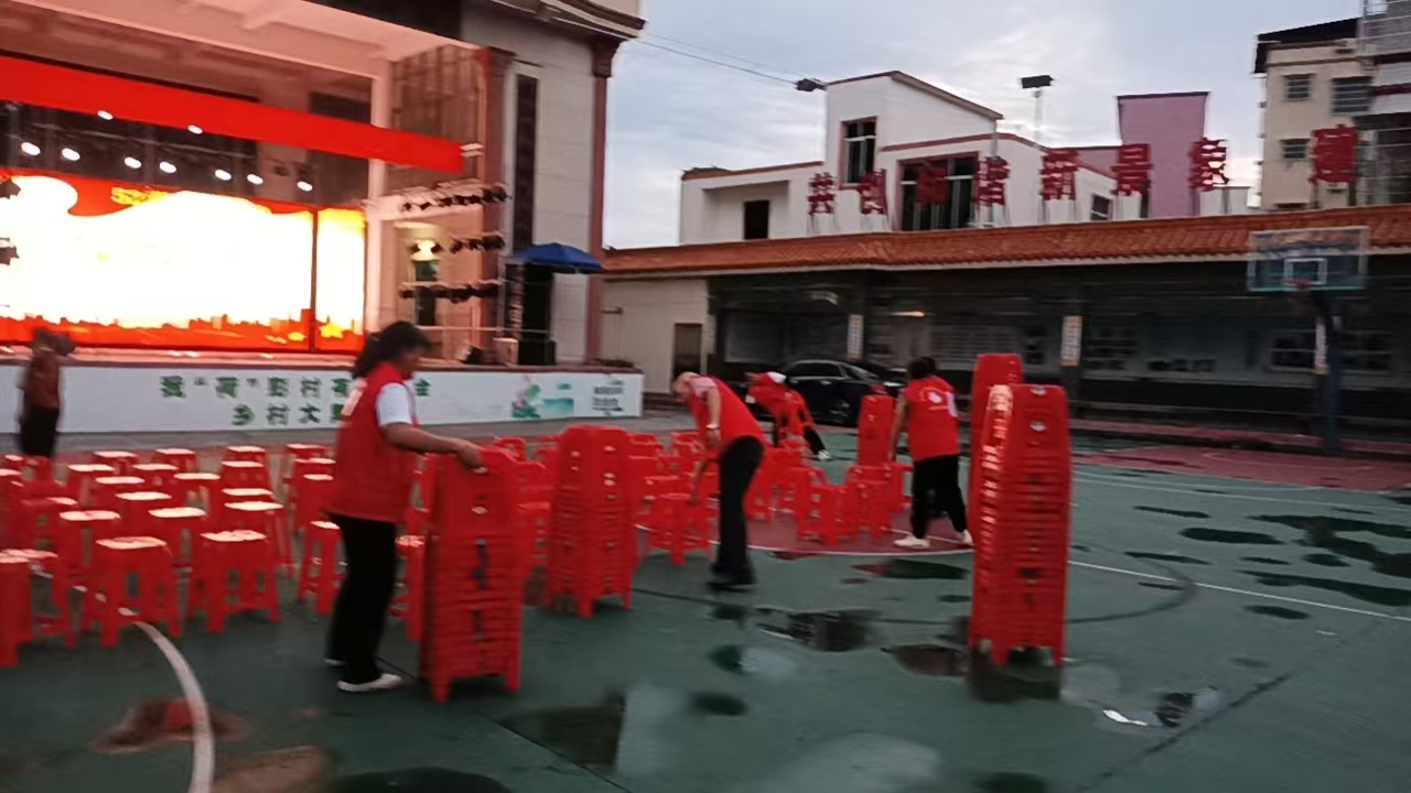 南塘镇巾帼志愿者护航彭村奖教奖学晚会 暖心服务与心意共添彩-3.jpg