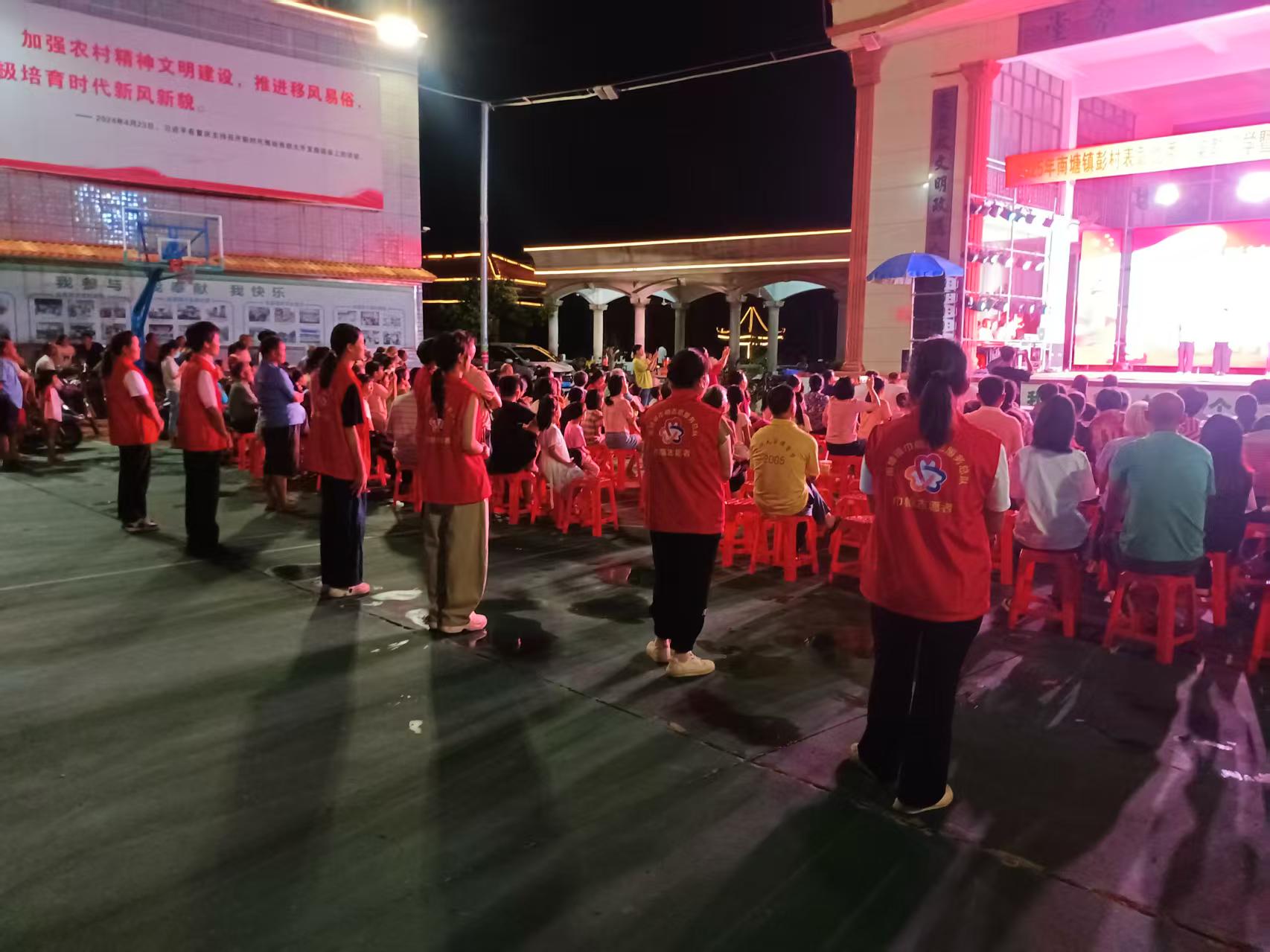 南塘镇巾帼志愿者护航彭村奖教奖学晚会 暖心服务与心意共添彩-5.jpg