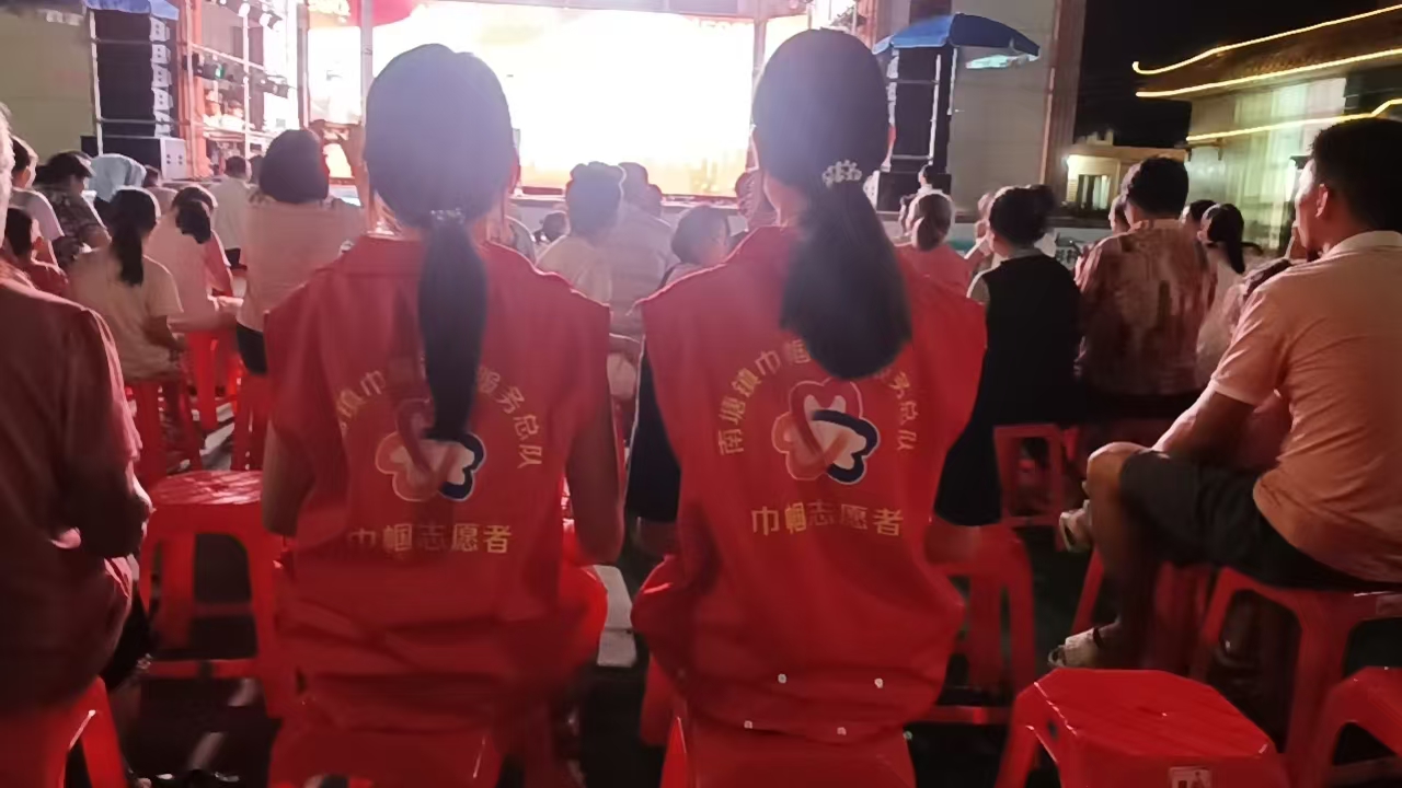 南塘镇巾帼志愿者护航彭村奖教奖学晚会 暖心服务与心意共添彩-4.jpg