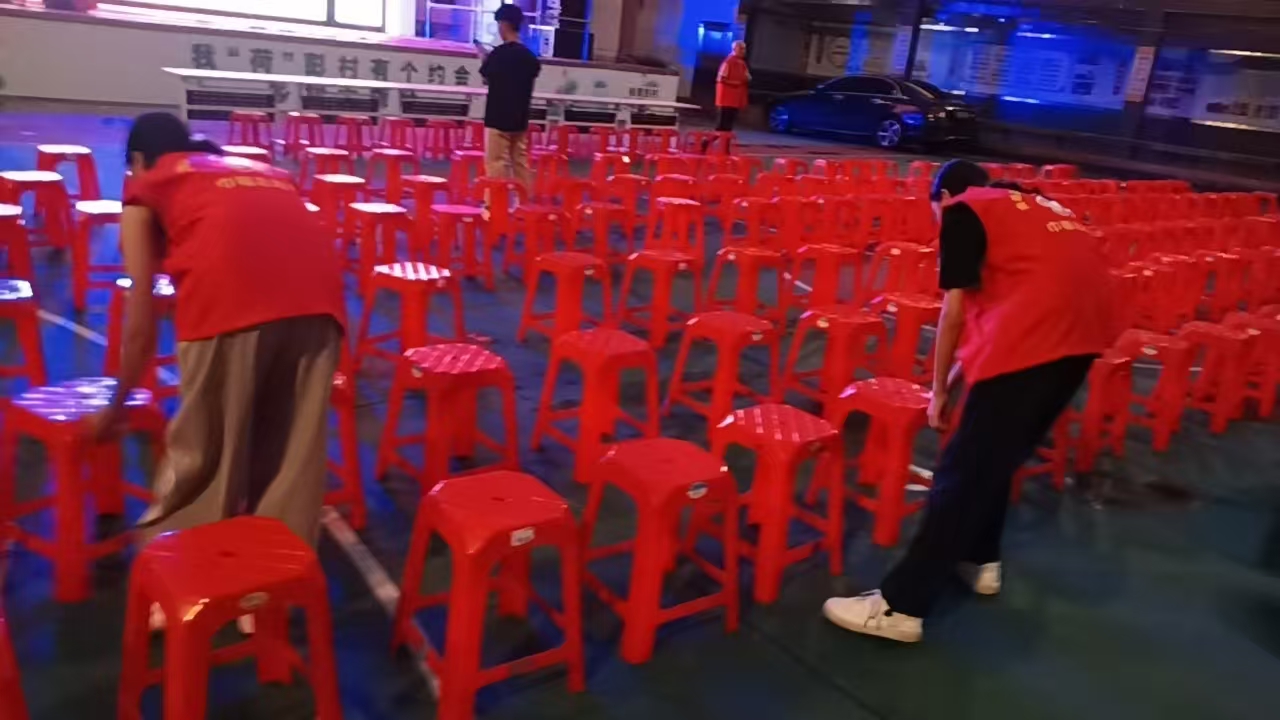 南塘镇巾帼志愿者护航彭村奖教奖学晚会 暖心服务与心意共添彩-6.jpg