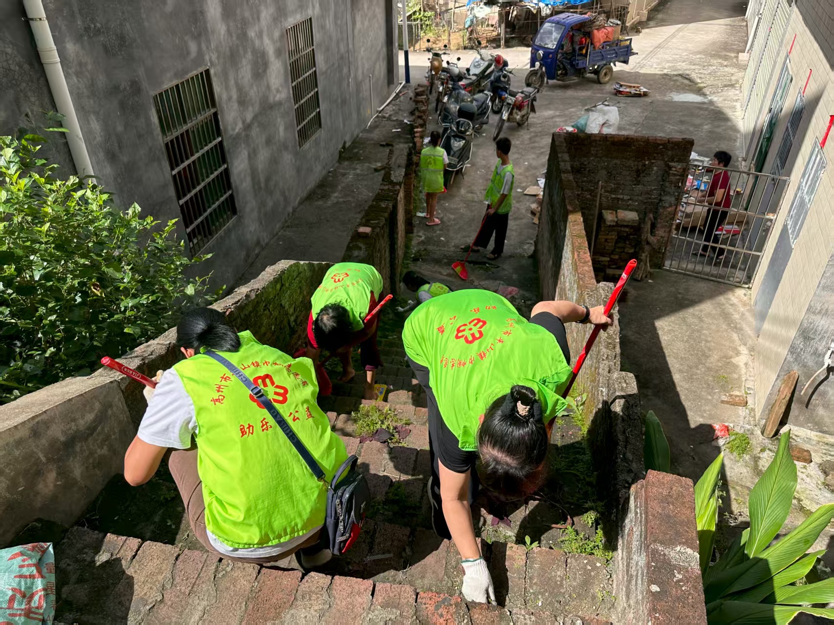 高州市平山巾帼志愿队：创卫行动，守护健康家园-2.jpg