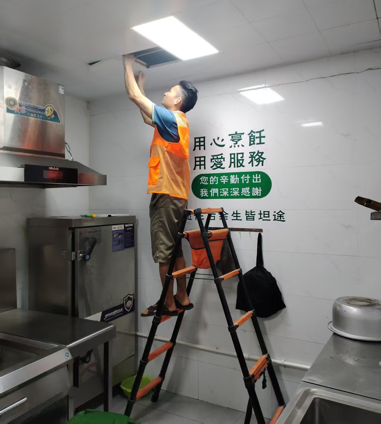 志愿红暖高凉：朝阳艺术总队的“流动爱心驿站”公益行-1.jpg