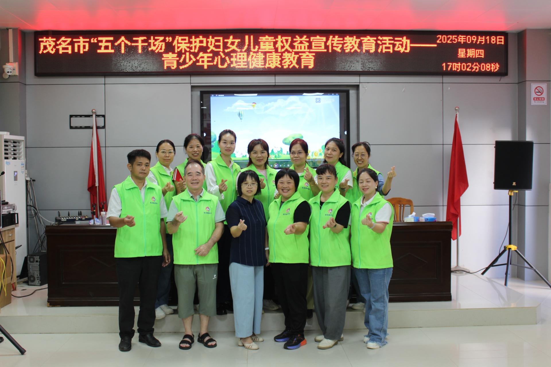 巾帼普法润心田  成长赋能护青春—高州市妇联走进长坡一中开展青少年关爱系列活动-1.jpg