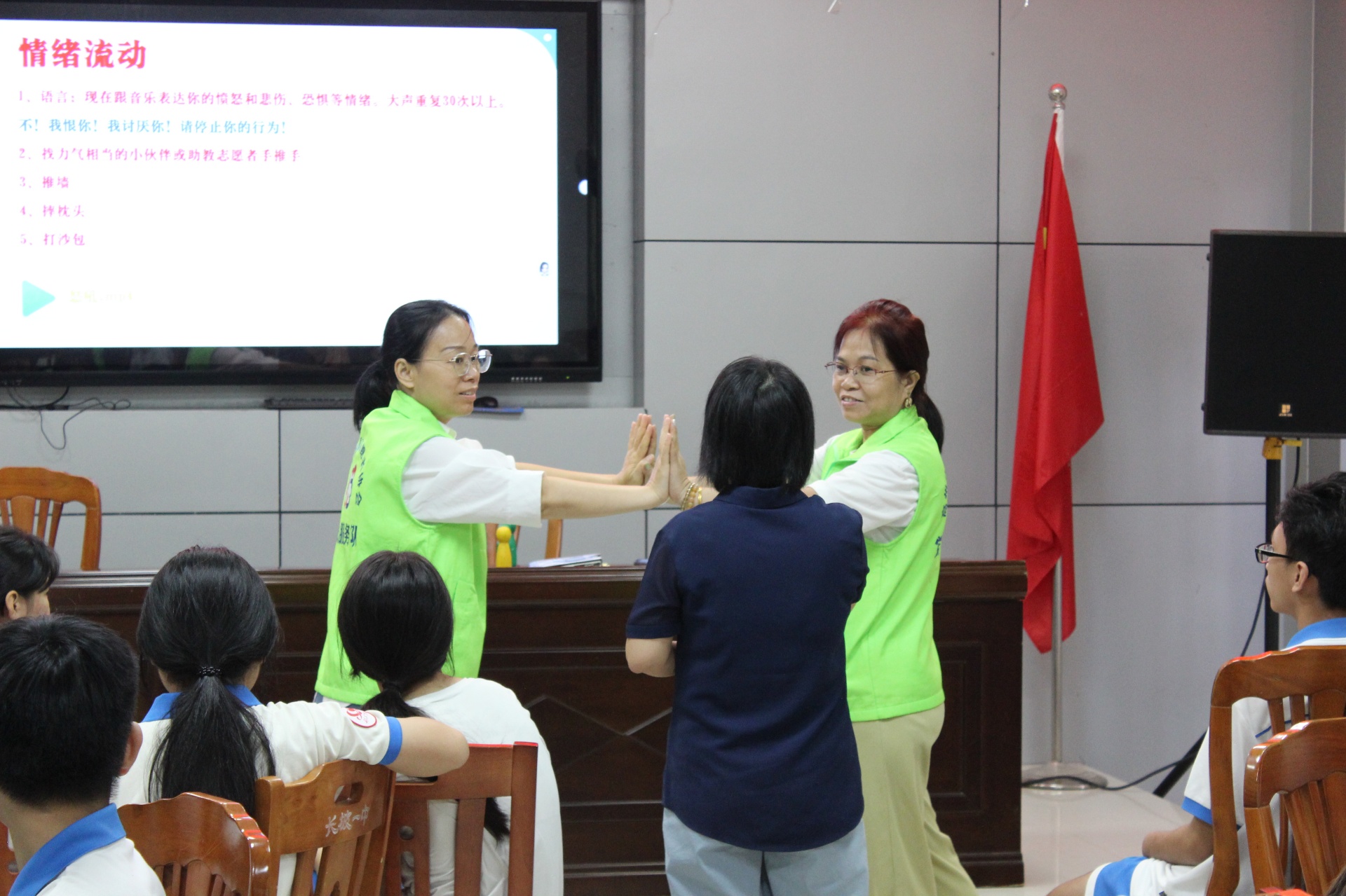 巾帼普法润心田  成长赋能护青春—高州市妇联走进长坡一中开展青少年关爱系列活动-19.jpg
