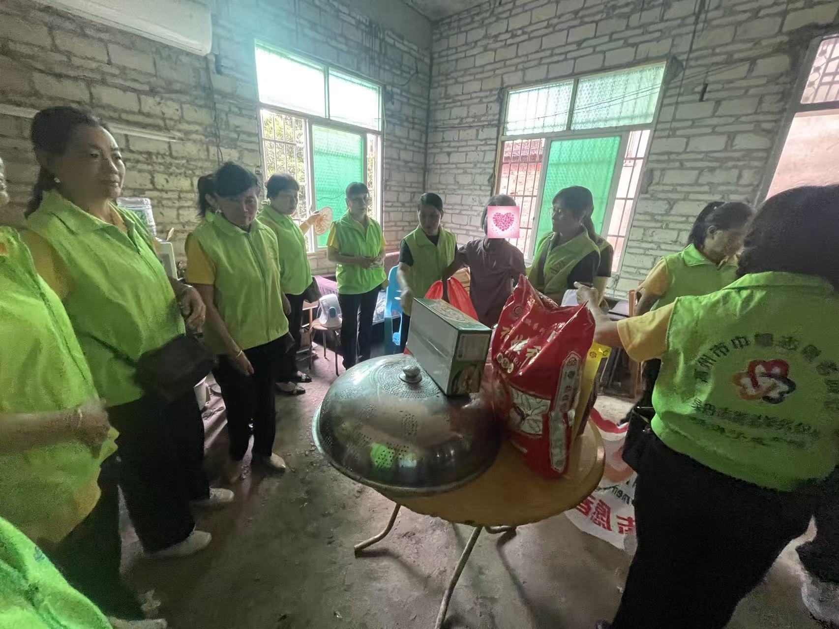 风雨送暖双节至  绿舟总队情系困境家庭与单亲妈妈-6.jpg