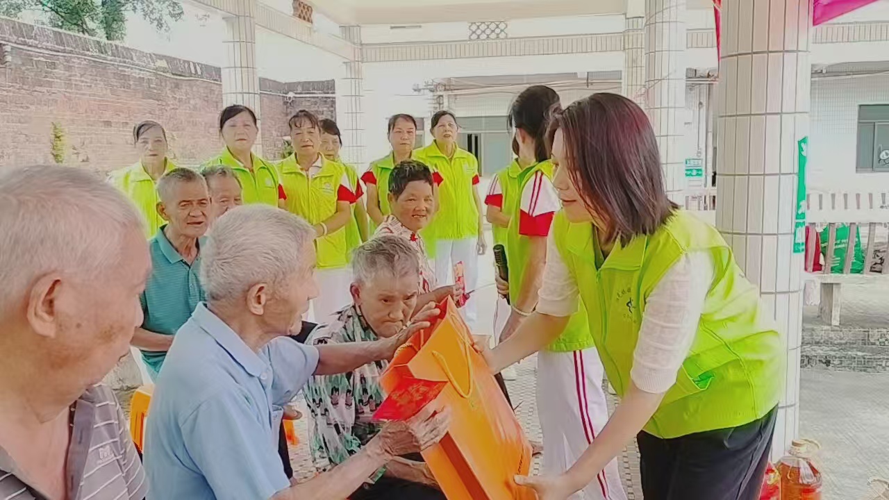 庆国庆迎中秋敬老爱老暖人心——青松志愿服务总队联合爱心企业走进新垌敬老院-6.jpg