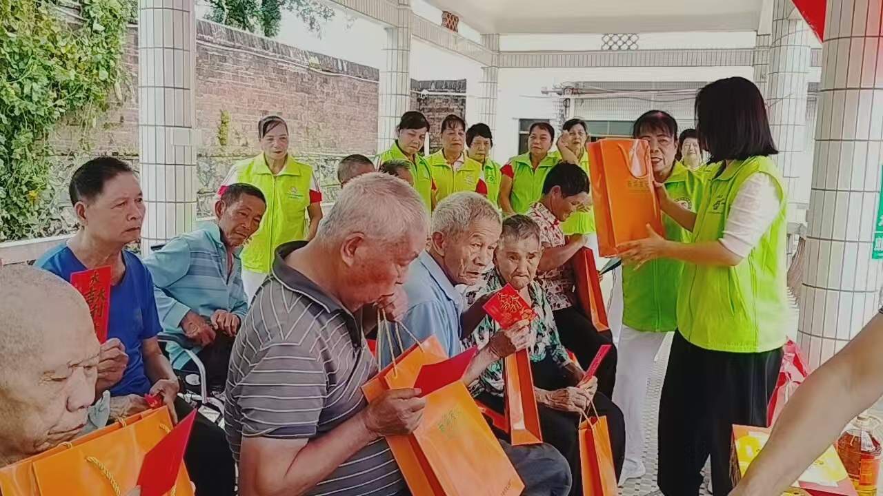 庆国庆迎中秋敬老爱老暖人心——青松志愿服务总队联合爱心企业走进新垌敬老院-5.jpg