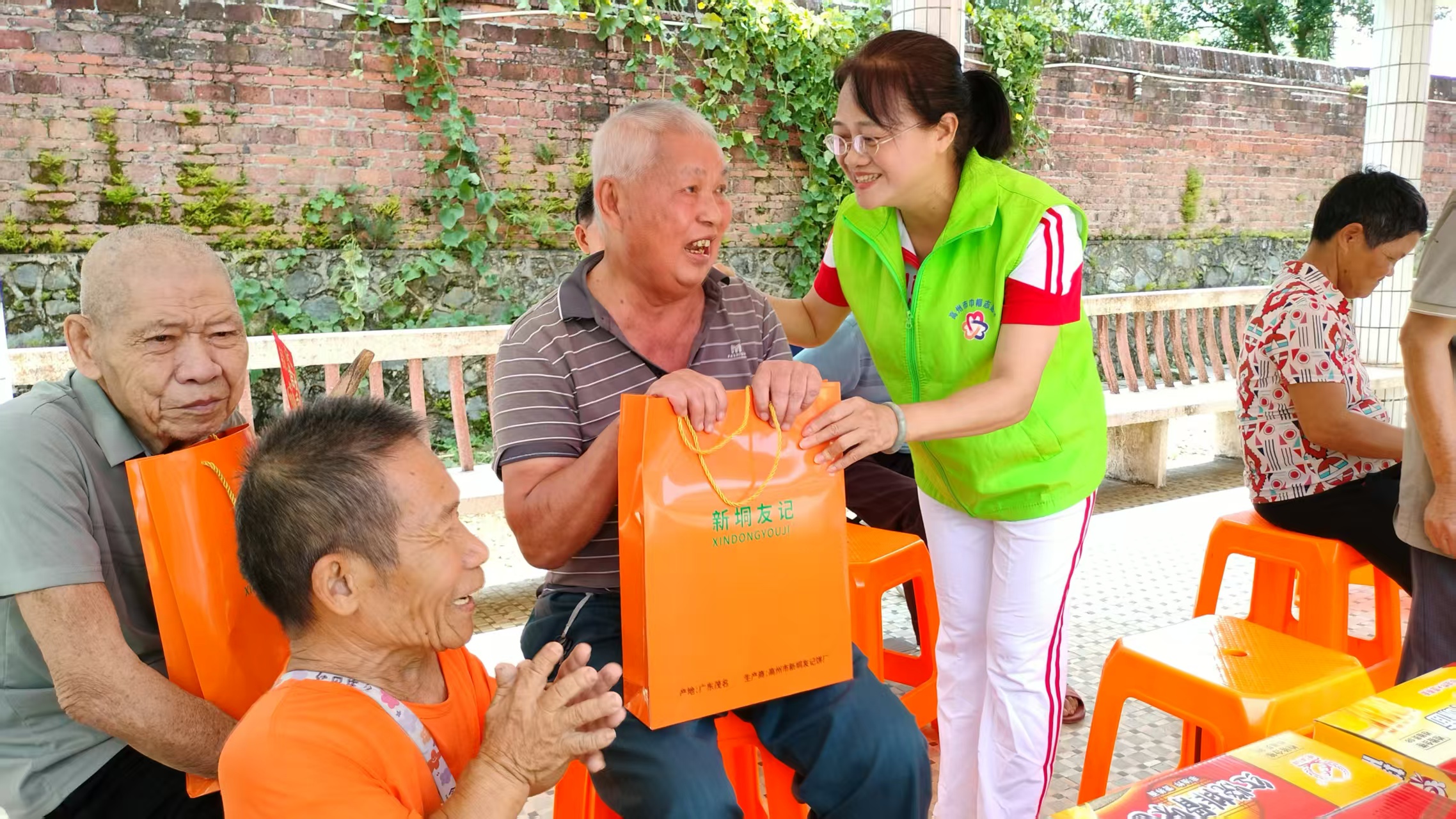 庆国庆迎中秋敬老爱老暖人心——青松志愿服务总队联合爱心企业走进新垌敬老院-8.jpg