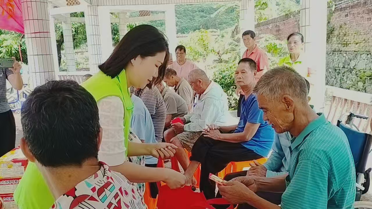 庆国庆迎中秋敬老爱老暖人心——青松志愿服务总队联合爱心企业走进新垌敬老院-4.jpg