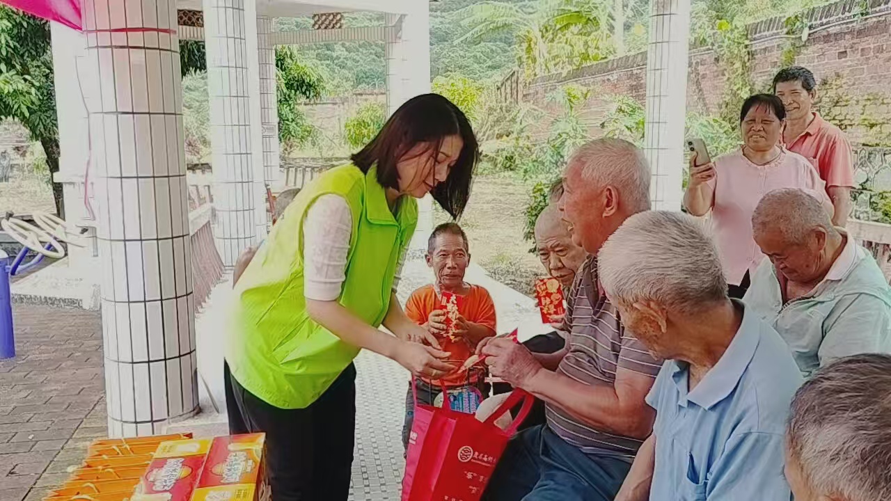 庆国庆迎中秋敬老爱老暖人心——青松志愿服务总队联合爱心企业走进新垌敬老院-3.jpg