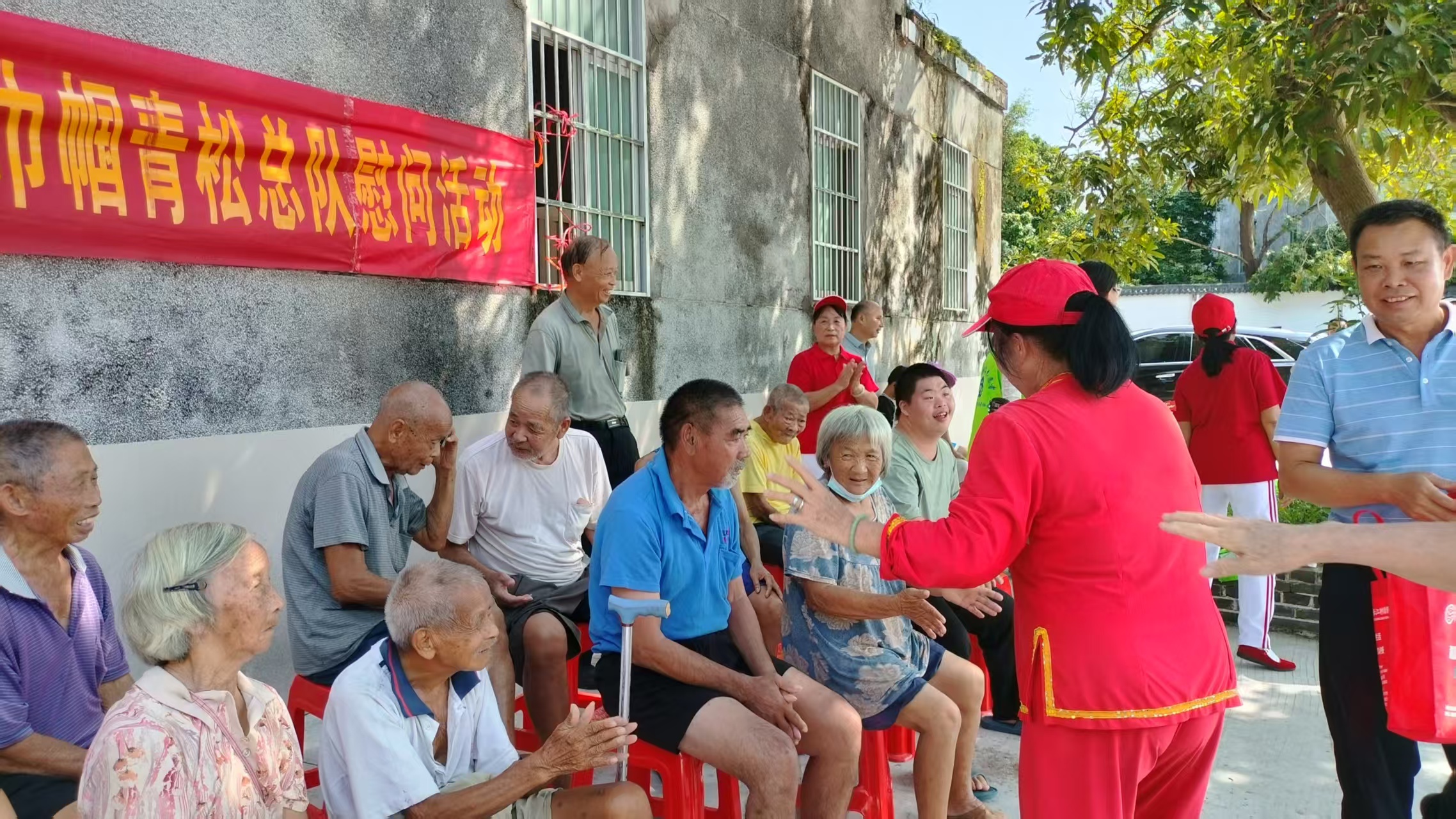 庆国庆贺中秋 敬老爱老送温情——青松志愿服务总队联合爱心企业走进石鼓镇敬老院-8.jpg