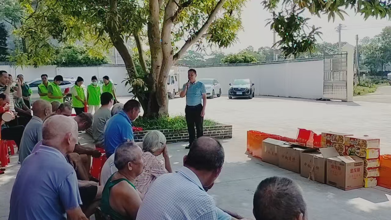 庆国庆贺中秋 敬老爱老送温情——青松志愿服务总队联合爱心企业走进石鼓镇敬老院-4.jpg