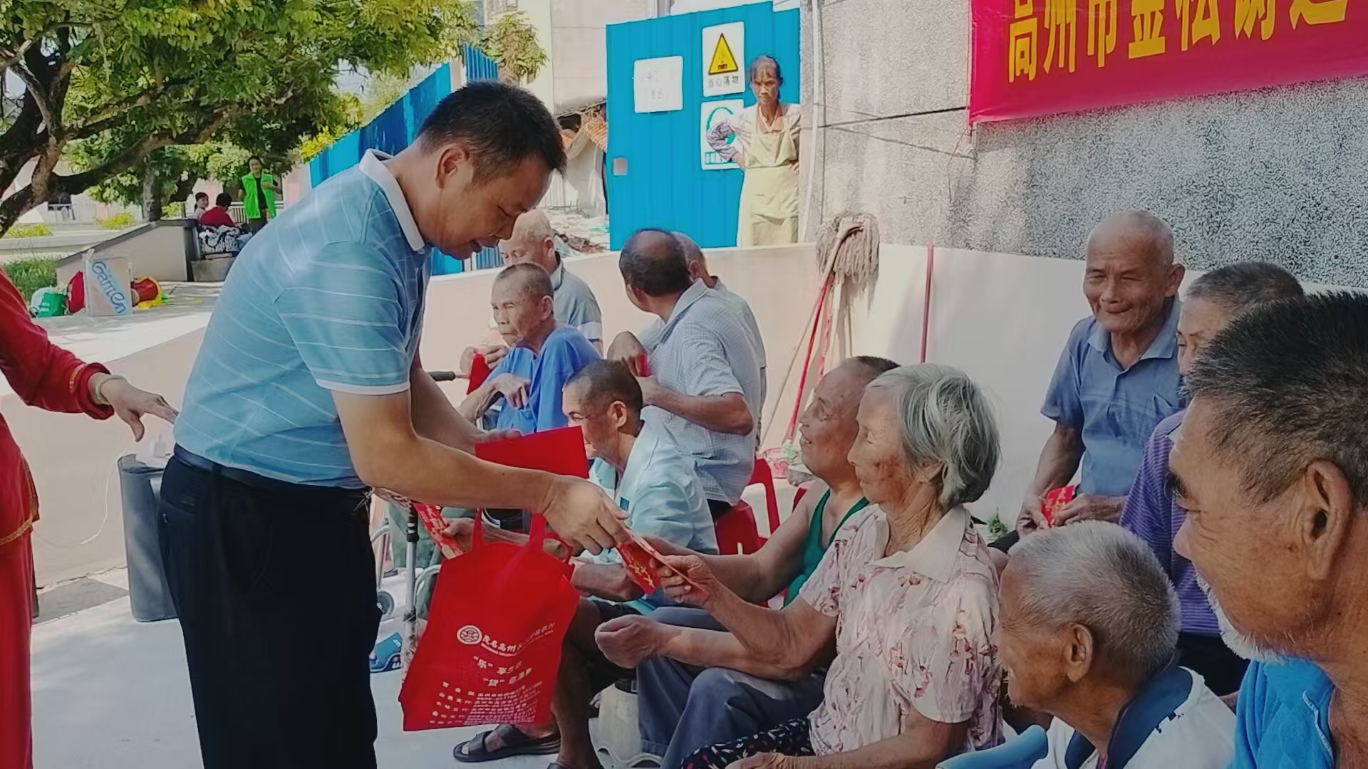 庆国庆贺中秋 敬老爱老送温情——青松志愿服务总队联合爱心企业走进石鼓镇敬老院-10.jpg