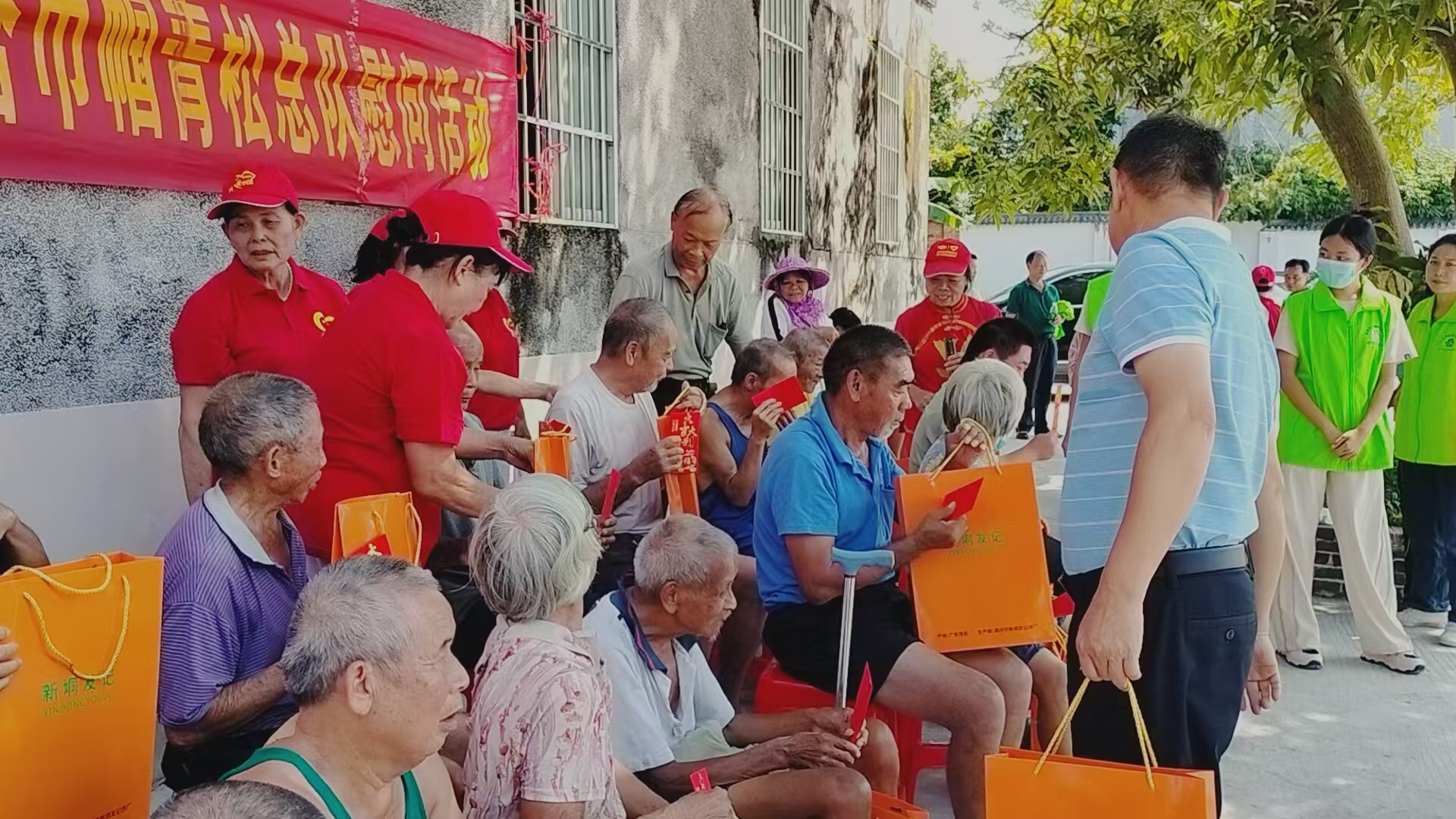 庆国庆贺中秋 敬老爱老送温情——青松志愿服务总队联合爱心企业走进石鼓镇敬老院-11.jpg