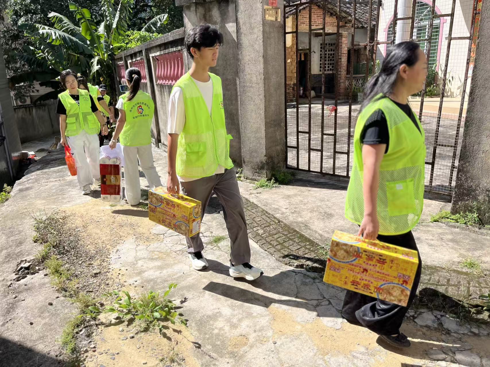 爱润心田 情满中秋：高州市巾帼志愿者为困境家庭送温暖-7.jpg