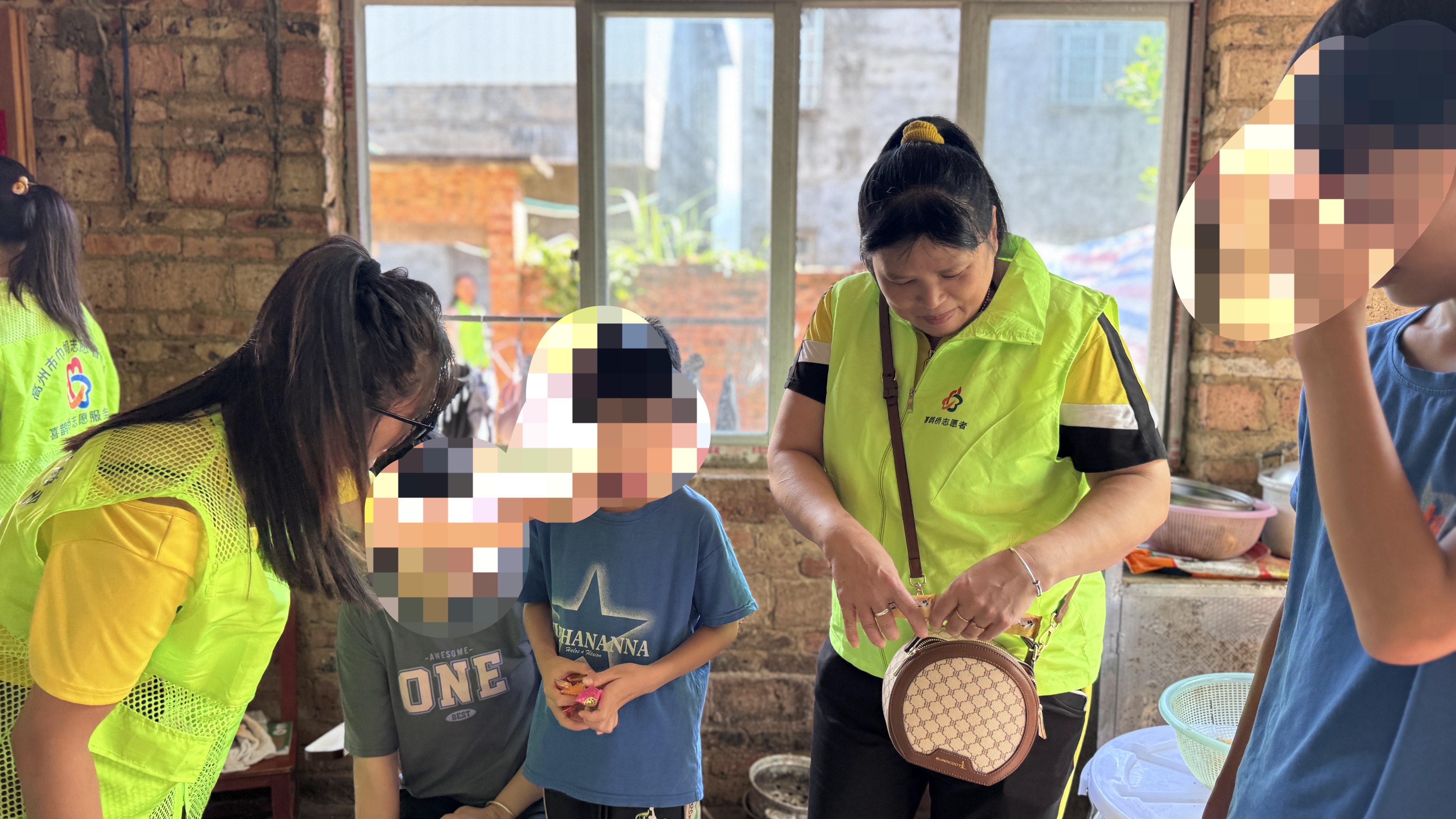 爱润心田 情满中秋：高州市巾帼志愿者为困境家庭送温暖-9.jpg