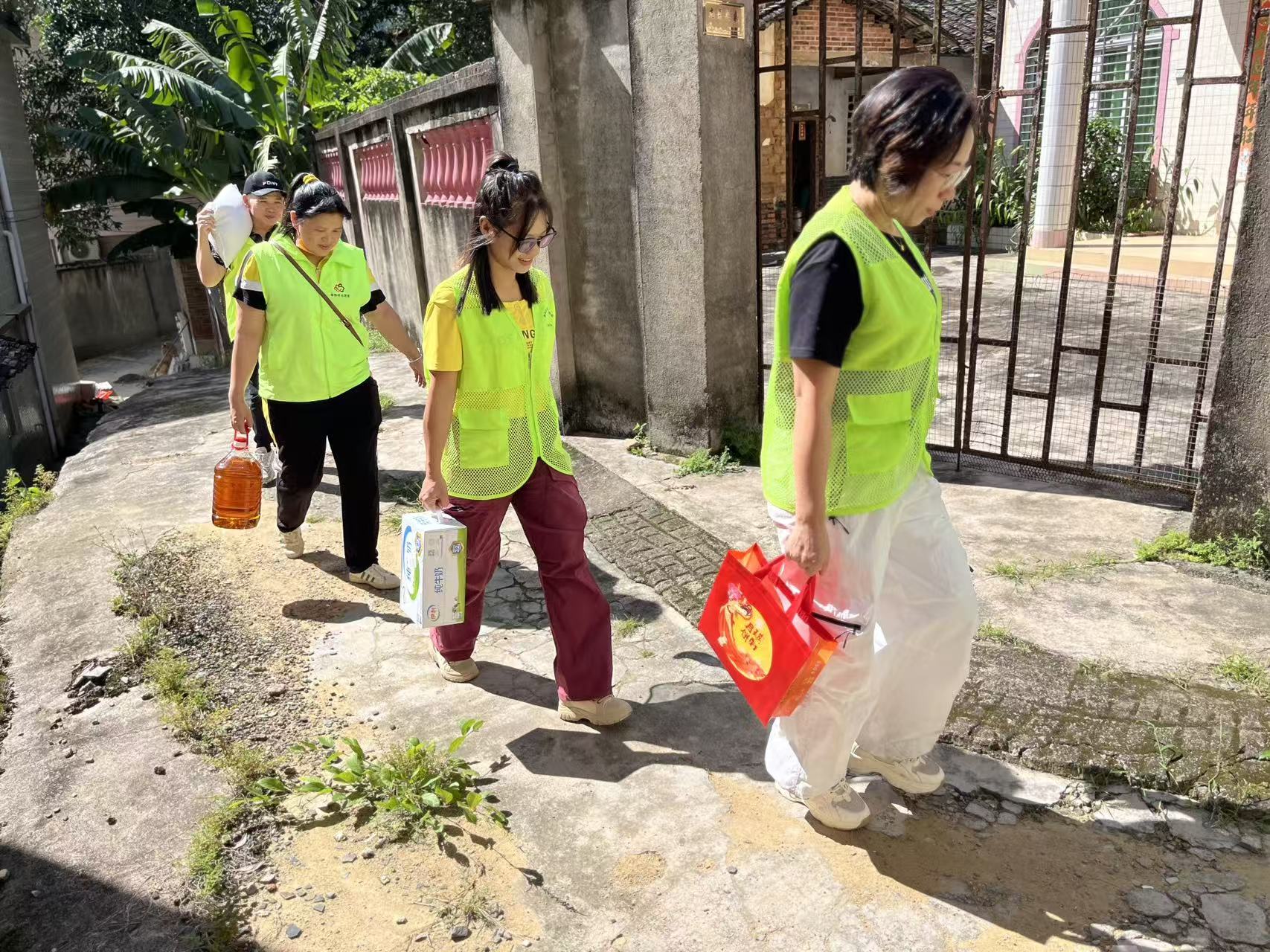 爱润心田 情满中秋：高州市巾帼志愿者为困境家庭送温暖-6.jpg