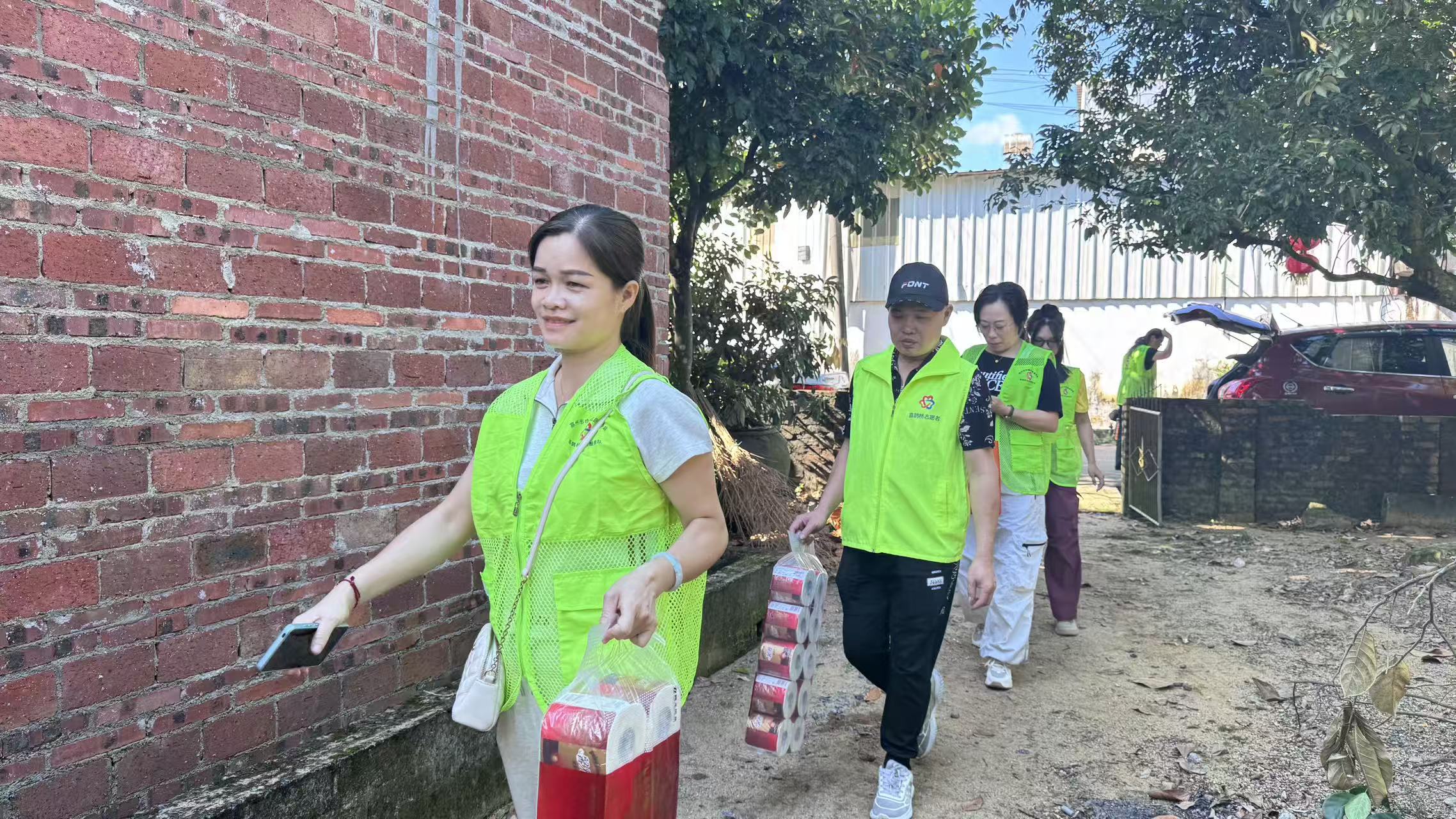 爱润心田 情满中秋：高州市巾帼志愿者为困境家庭送温暖-5.jpg