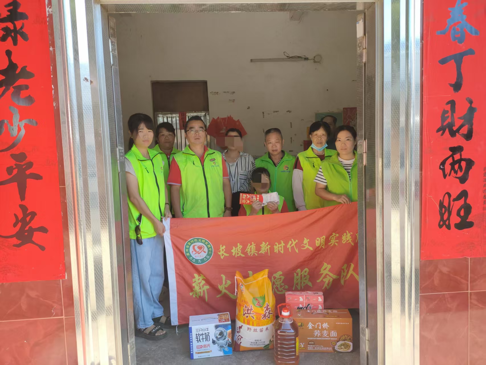 别让“战友”独自扛病，长坡薪火志愿队跨镇送温暖盼归队！-1.jpg