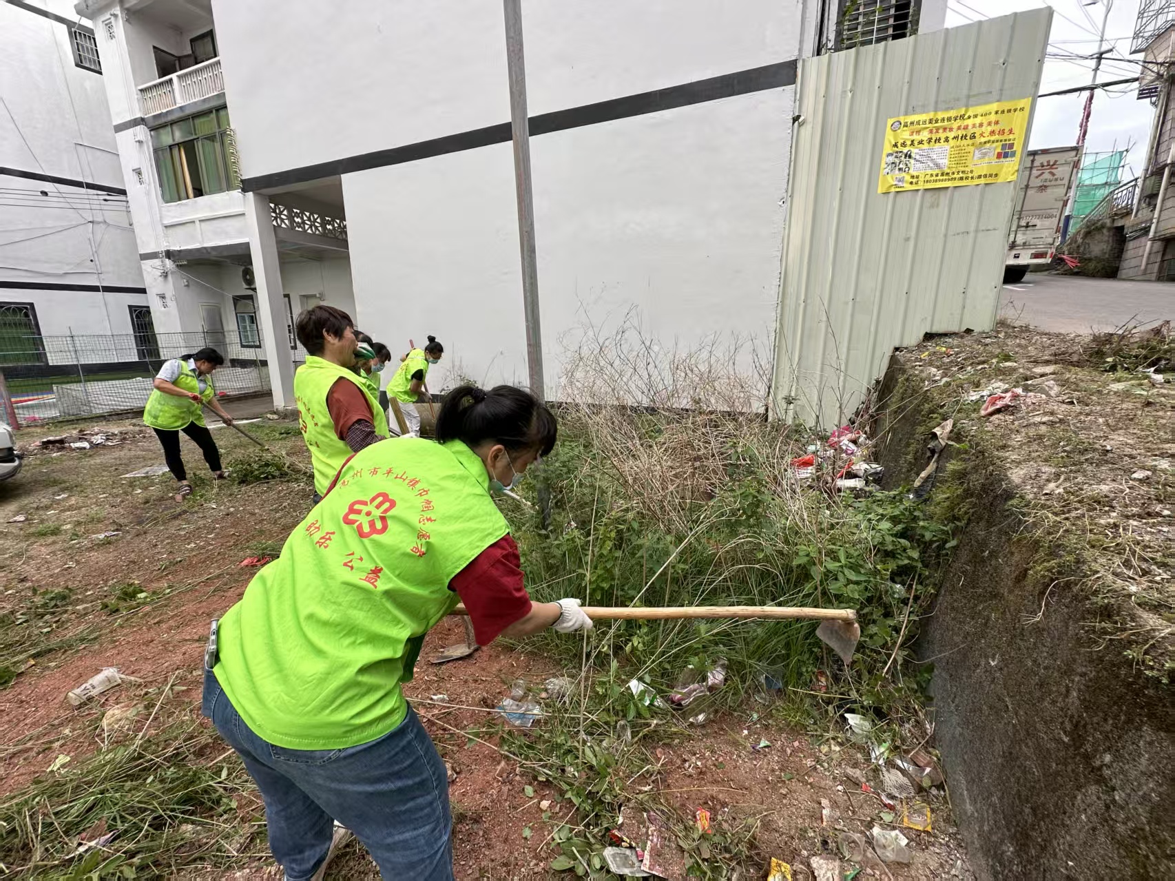 除草防蚊护环境！高州市巾帼志愿者助力平山镇创建卫生镇-3.jpg
