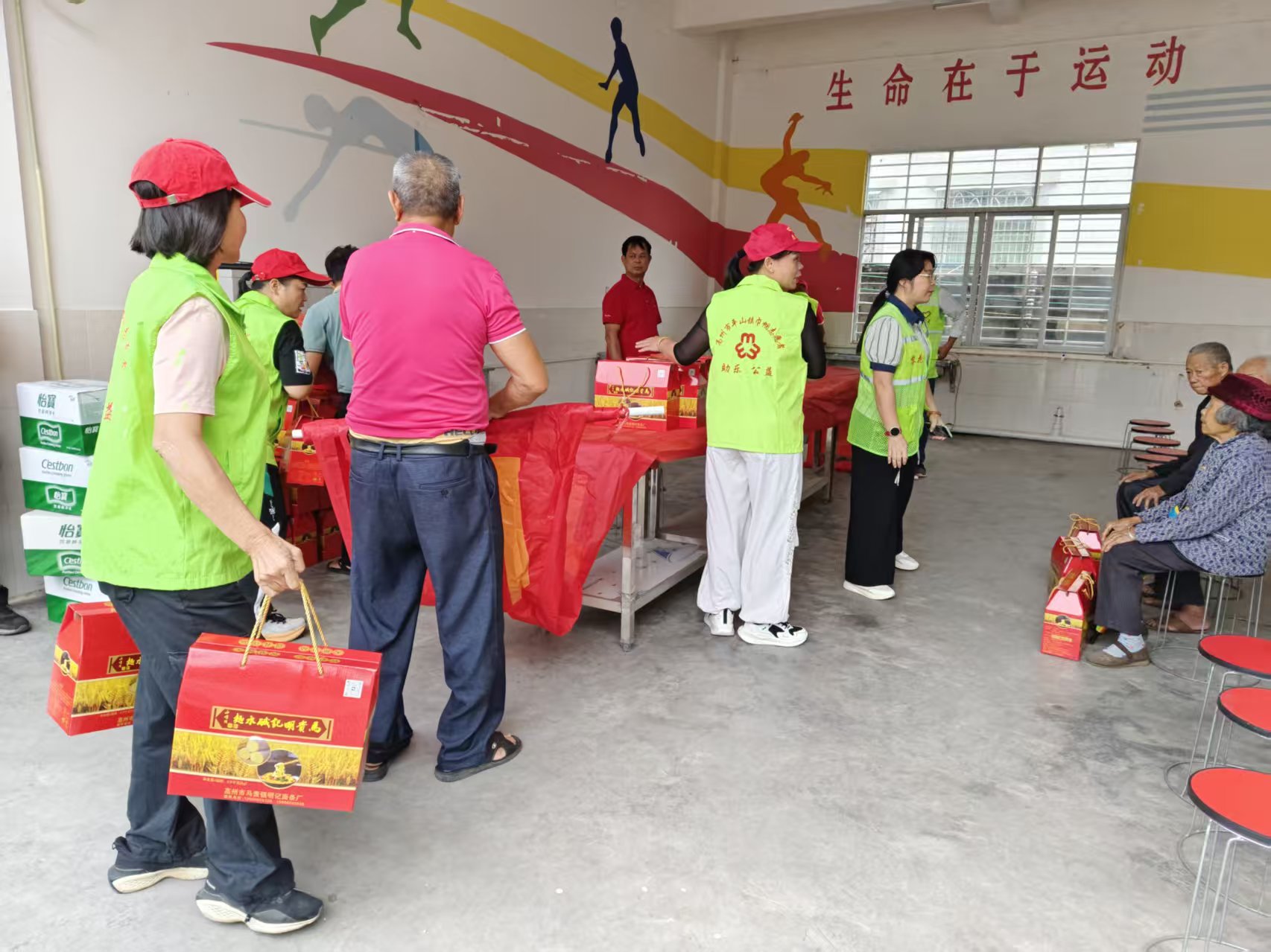 重阳敬老传美德 巾帼志愿显担当——高州市平山镇巾帼志愿者助力宗亲敬老活动-3.jpg