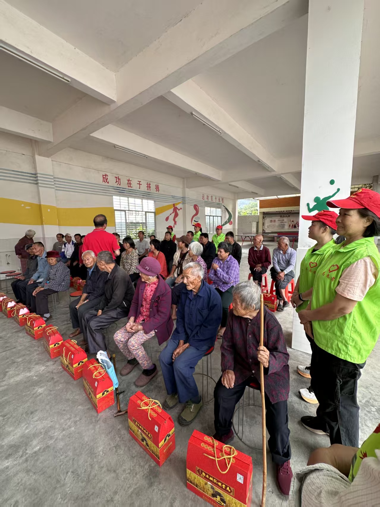 重阳敬老传美德 巾帼志愿显担当——高州市平山镇巾帼志愿者助力宗亲敬老活动-5.jpg