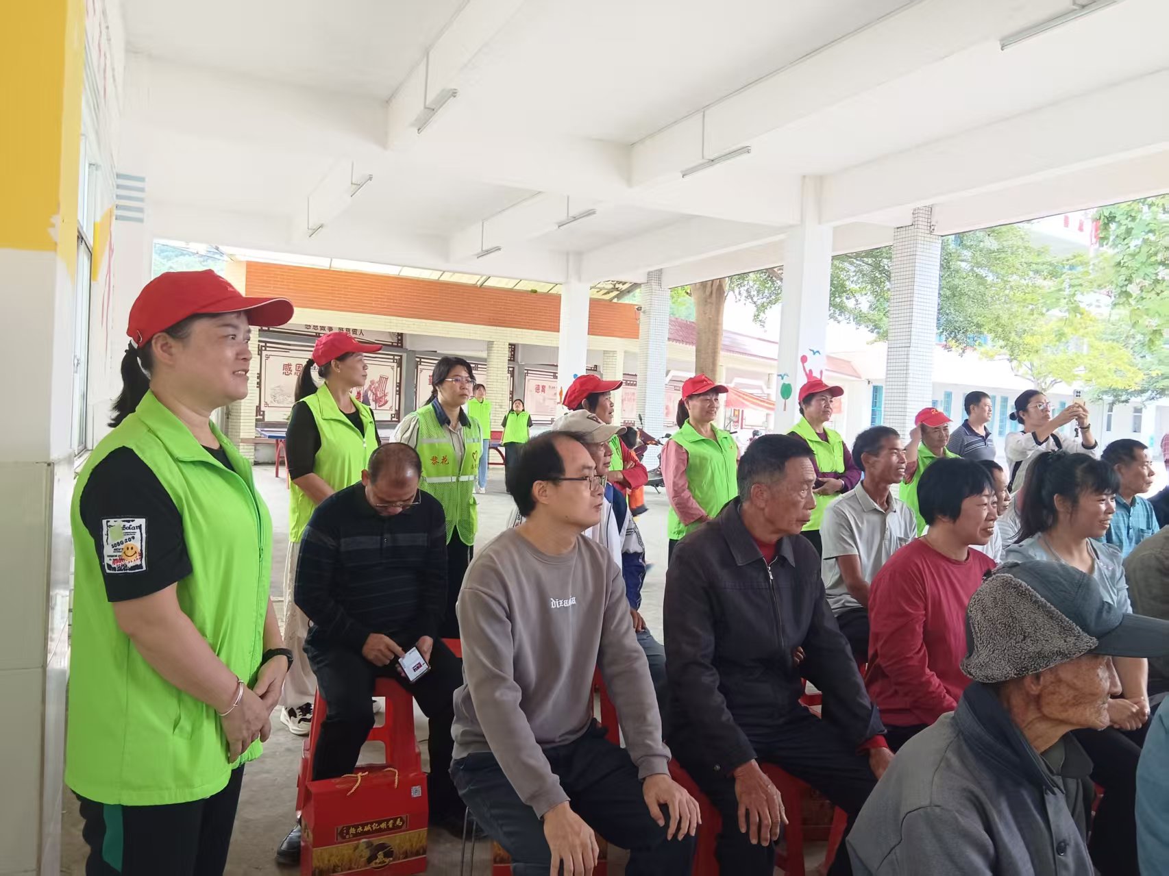 重阳敬老传美德 巾帼志愿显担当——高州市平山镇巾帼志愿者助力宗亲敬老活动-11.jpg