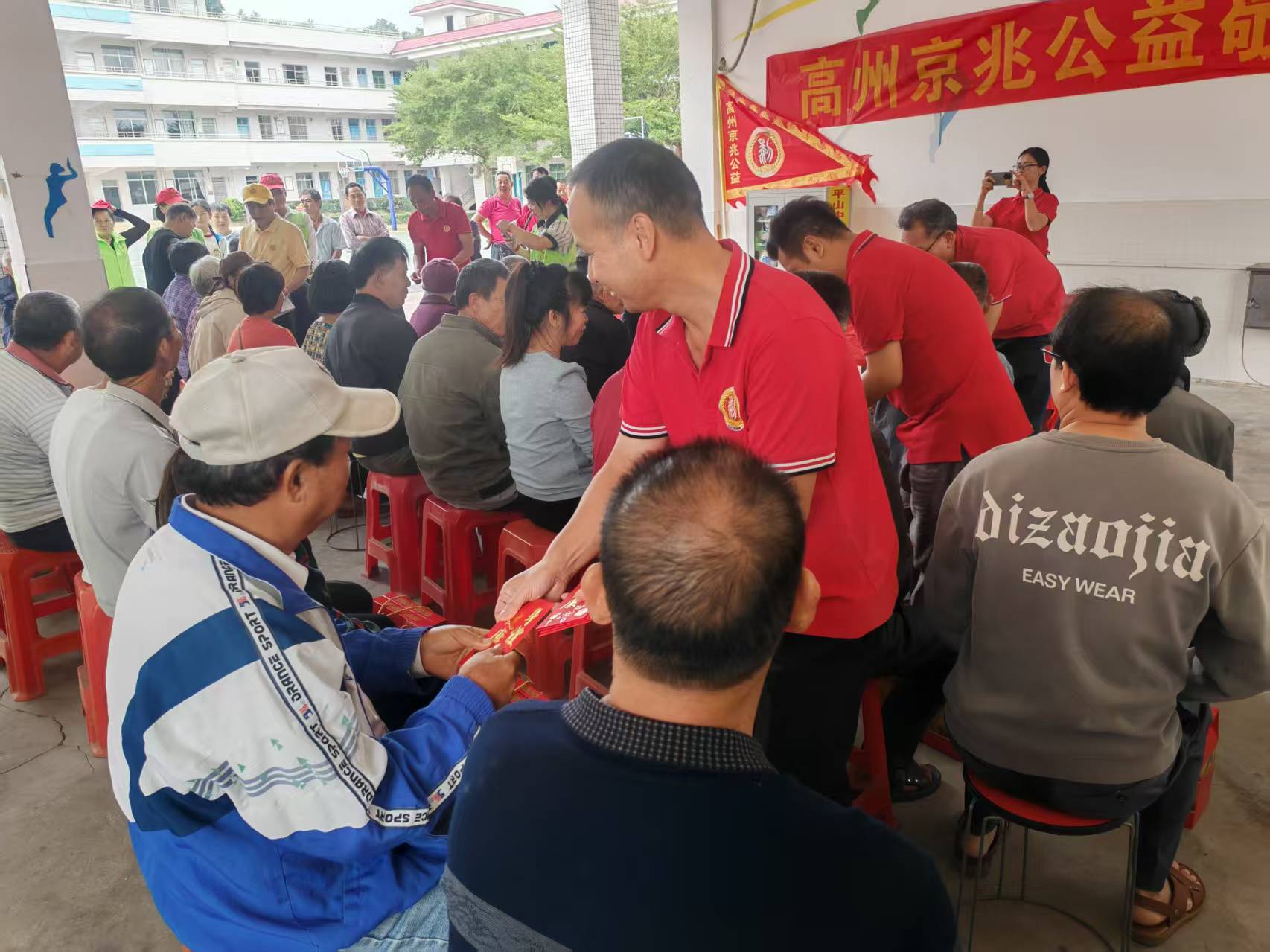 重阳敬老传美德 巾帼志愿显担当——高州市平山镇巾帼志愿者助力宗亲敬老活动-9.jpg