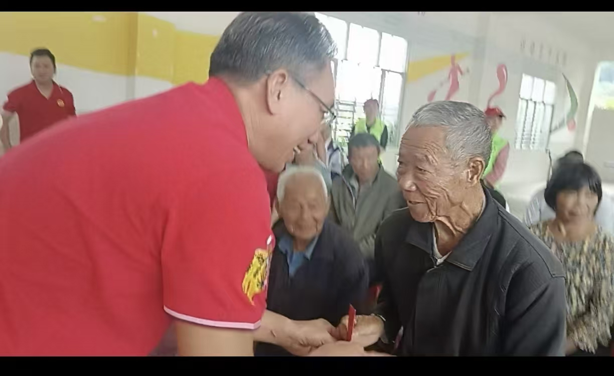 重阳敬老传美德 巾帼志愿显担当——高州市平山镇巾帼志愿者助力宗亲敬老活动-7.jpg