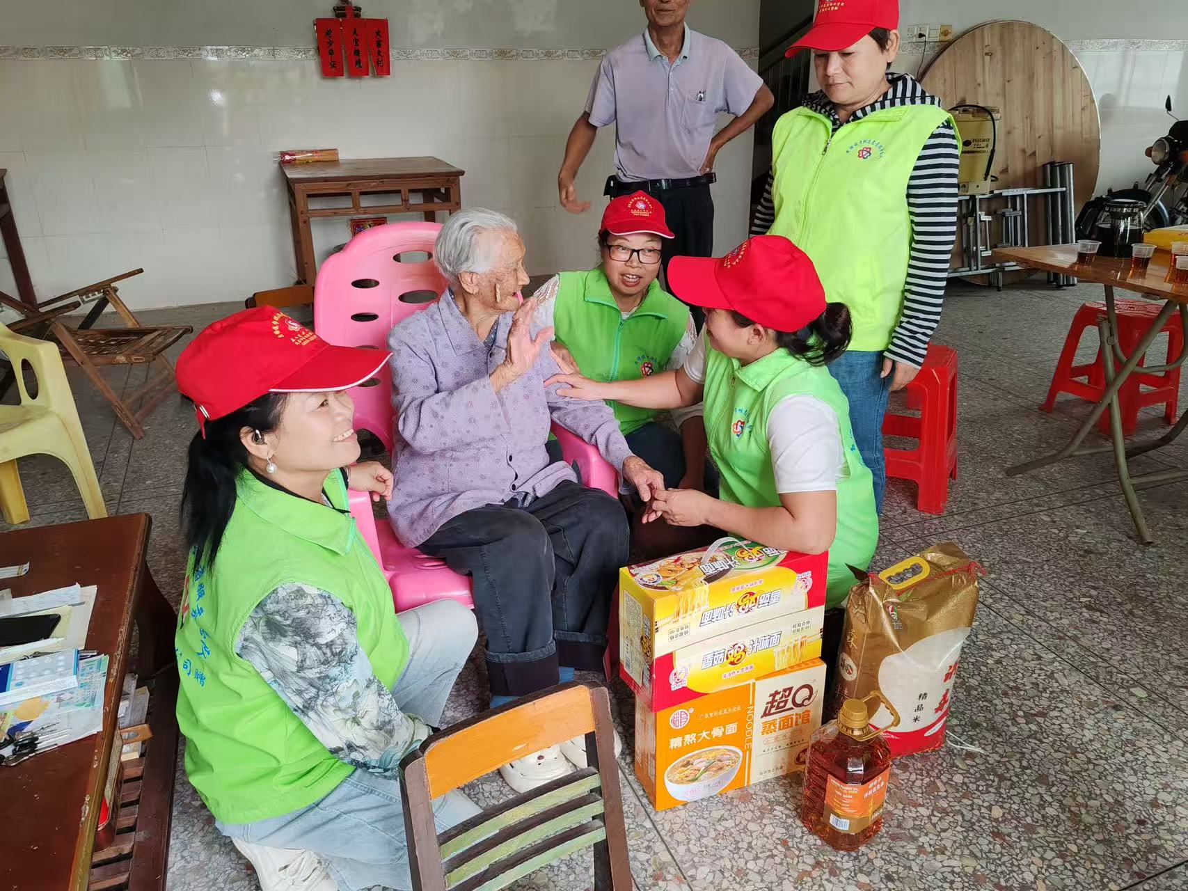 高州荷塘：巾帼志愿暖重阳，温情守护百岁老人-4.jpg