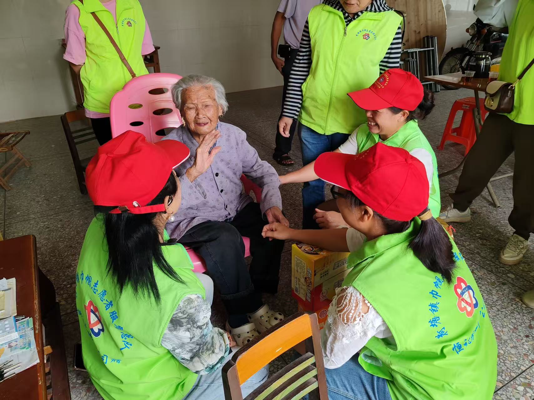 高州荷塘：巾帼志愿暖重阳，温情守护百岁老人-2.jpg