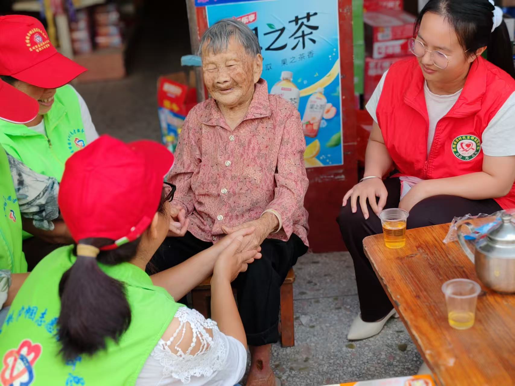 高州荷塘：巾帼志愿暖重阳，温情守护百岁老人-7.jpg
