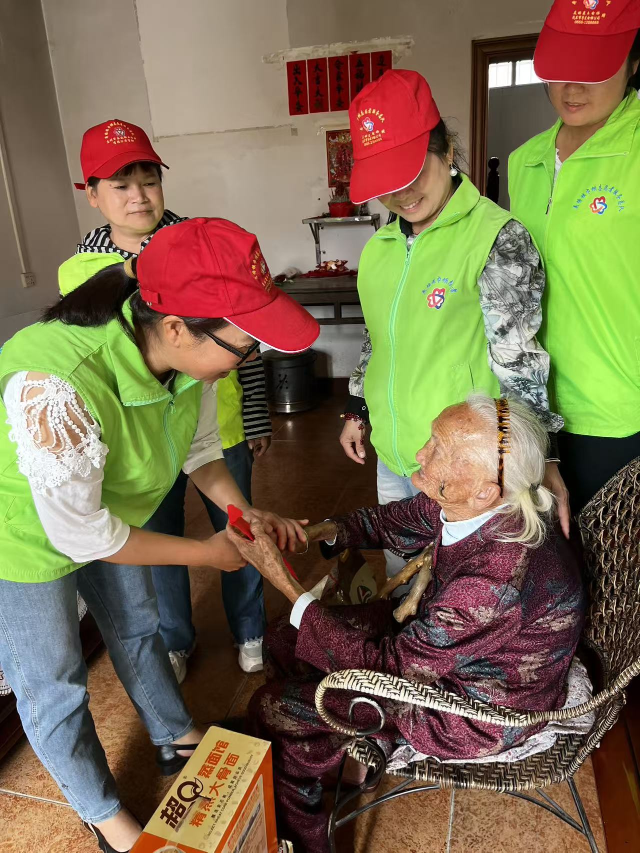 高州荷塘：巾帼志愿暖重阳，温情守护百岁老人-12.jpg