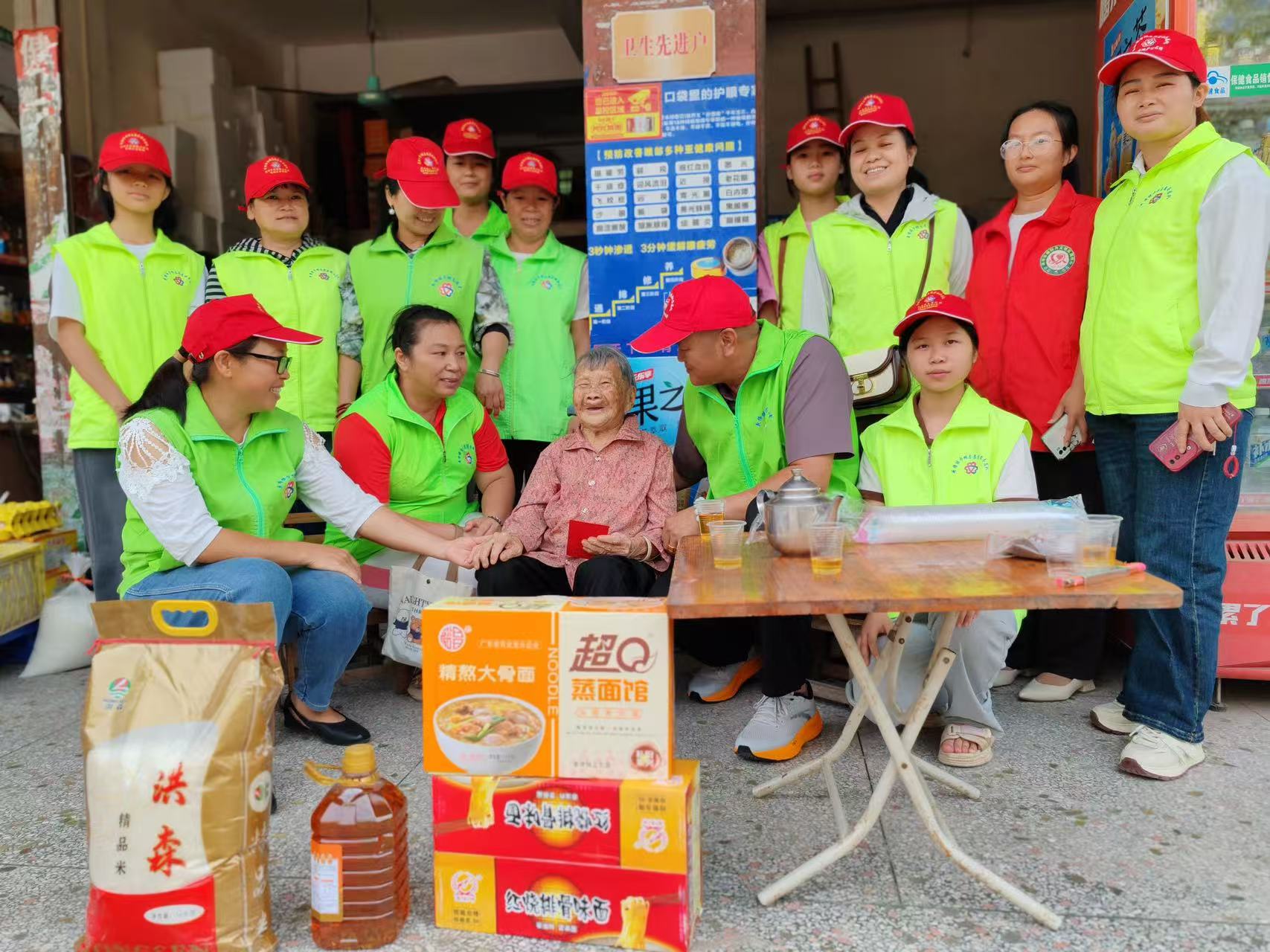 高州荷塘：巾帼志愿暖重阳，温情守护百岁老人-9.jpg