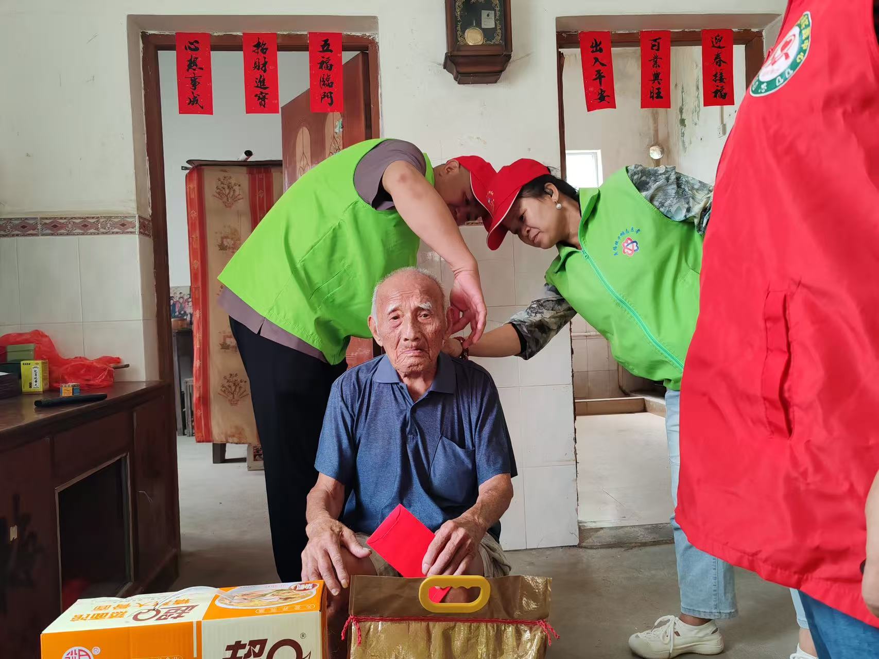 高州荷塘：巾帼志愿暖重阳，温情守护百岁老人-13.jpg