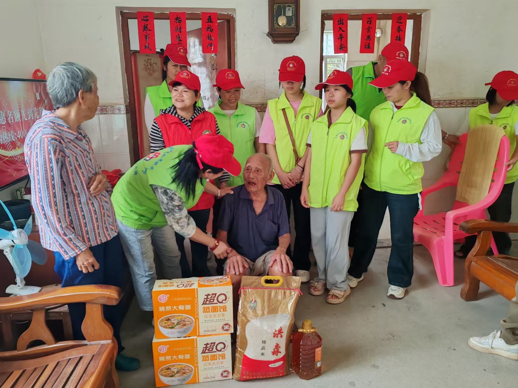 高州荷塘：巾帼志愿暖重阳，温情守护百岁老人-14.jpg